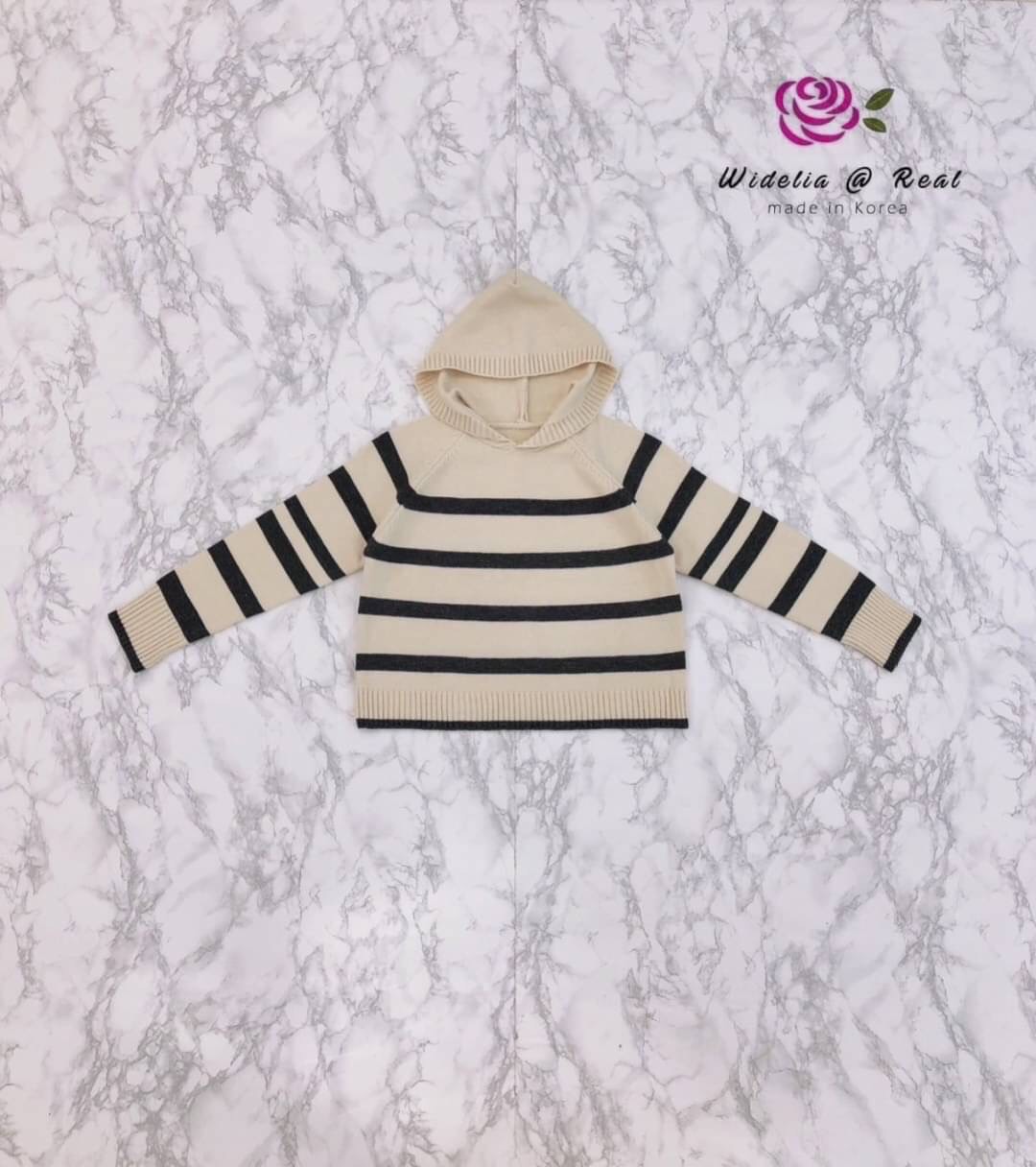 Blouse :: เสื้อตัวยาวสุดเก๋ รุ่นนี้ปังมากแม่ งานเกรดพรีเมี่ยม ตัวเสื้อเป็นไหมพรมเนื้อนุ่มนิ่มทอสลับเป็นริ้วสวย มาพร้อม Hood สุด Cute งานสวย ทรงเป๊ะ คัทติ้งเนี้ยบมาก งานไหมพรมเนื้อดีมากนะคะ รับรองใส่ออกมาไม่ผิดหวังการันตีให้เลย บอกเลยห้ามพลาดเด็ดขาดงานดีงา