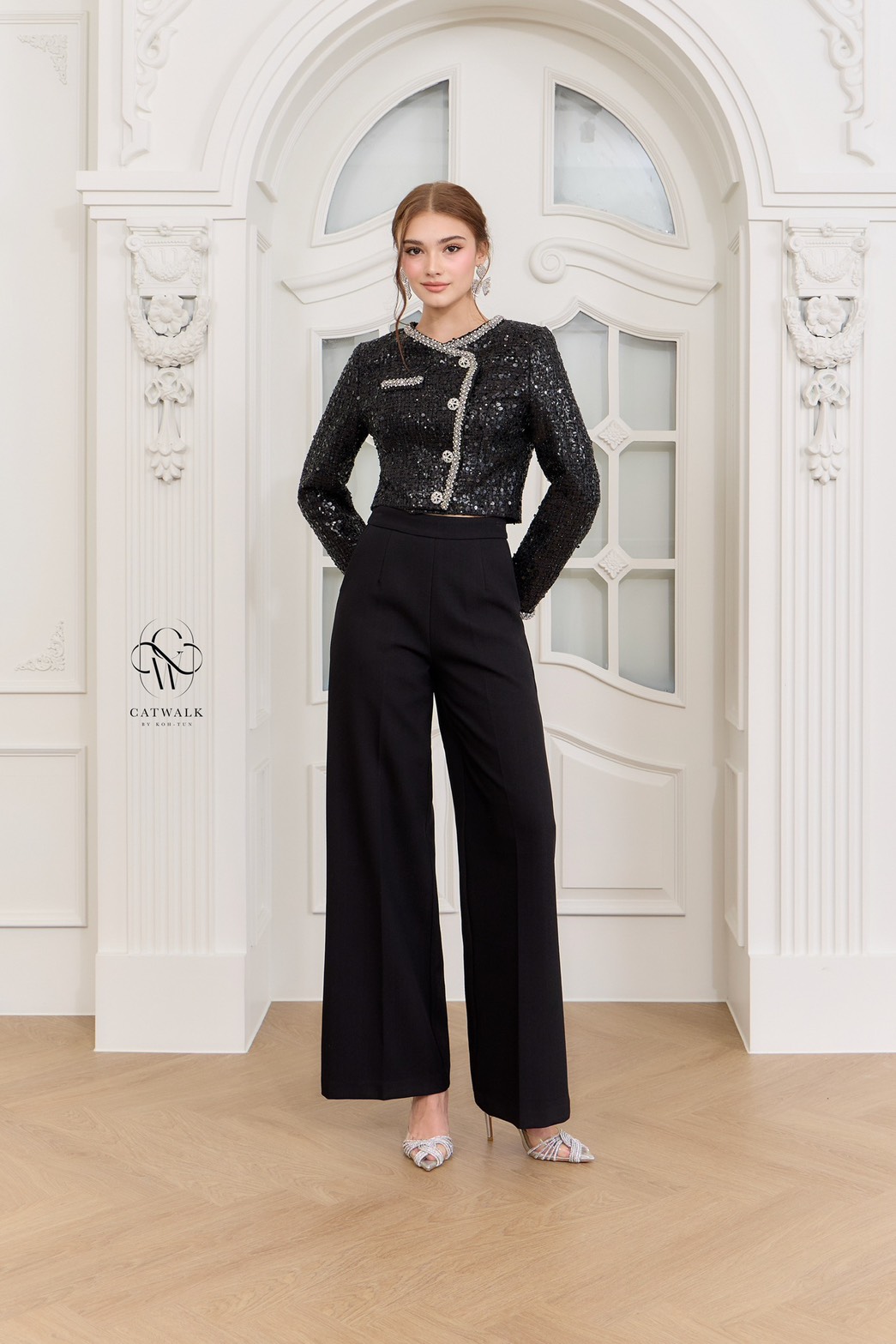 งานป้าย CATWALK BY KOH-TUN Detail>>> งานดี งานเป๊ะเว่อร์รุ่นนี้บอกเลย เซตแจ็คเก็ตผ้าทวีตปักคริสตัล+กางเกงขายาวทรงสวย เนื้อผ้าทวีตเกรดเอ เนื้อนุ่ม ตัวแจ็คเก็ตเป็นทรงกึ่งเข้ารูป แขนยาว ตัวเสื้อปักตกแต่งด้วยคริสตัลทั้งตัว ขอบตัวเสื้อแต่งด้วยริ้บบิ้น