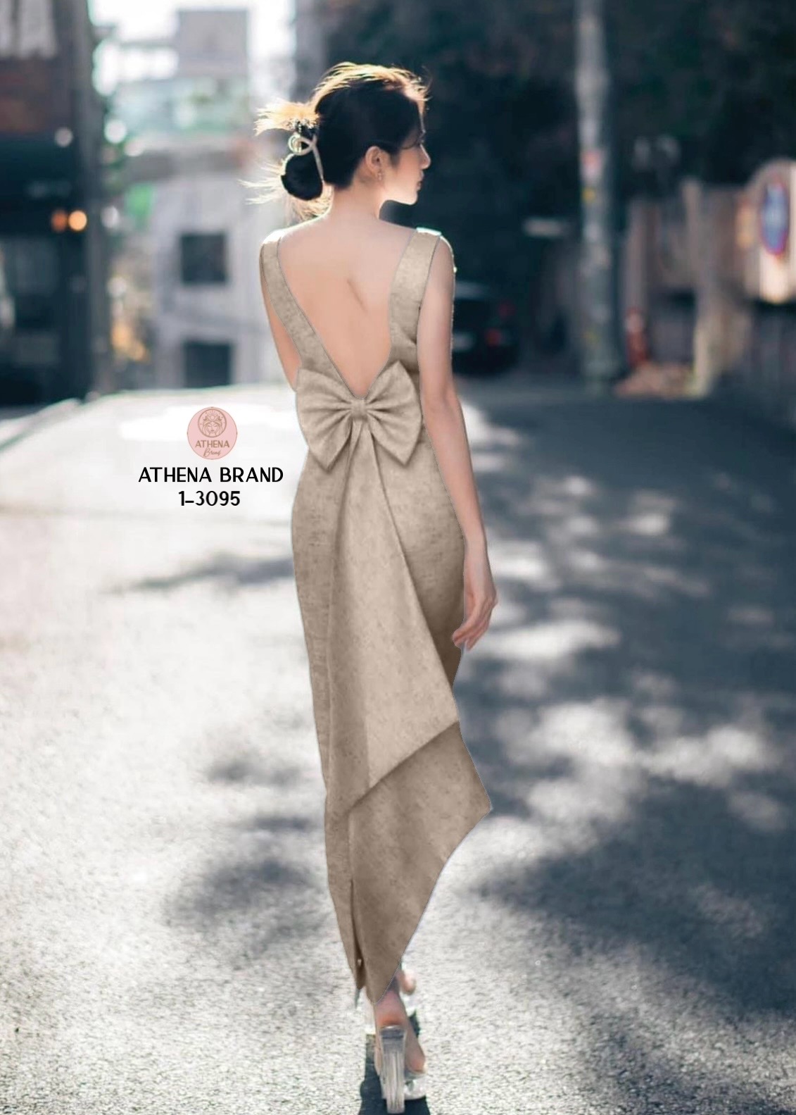 Tag 🔖 :Athena (อธีน่า) Brand Detail :: Dress Maxi Dress คอวี หน้าอกเสริมฟองน้ำจัดทรงสวย ดีไซน์เว้าหลังและตกแต่งเข็มกลัดโบว์(สามารถถอดออกได้) เนื้อผ้ามีTexture คุณภาพพรีเมียม ชายกระโปรงด้านหลังผ่า งานมีซับในสวมใส่แบบซิปด้านหลัง สวยละมุน เรียบหรูผู้