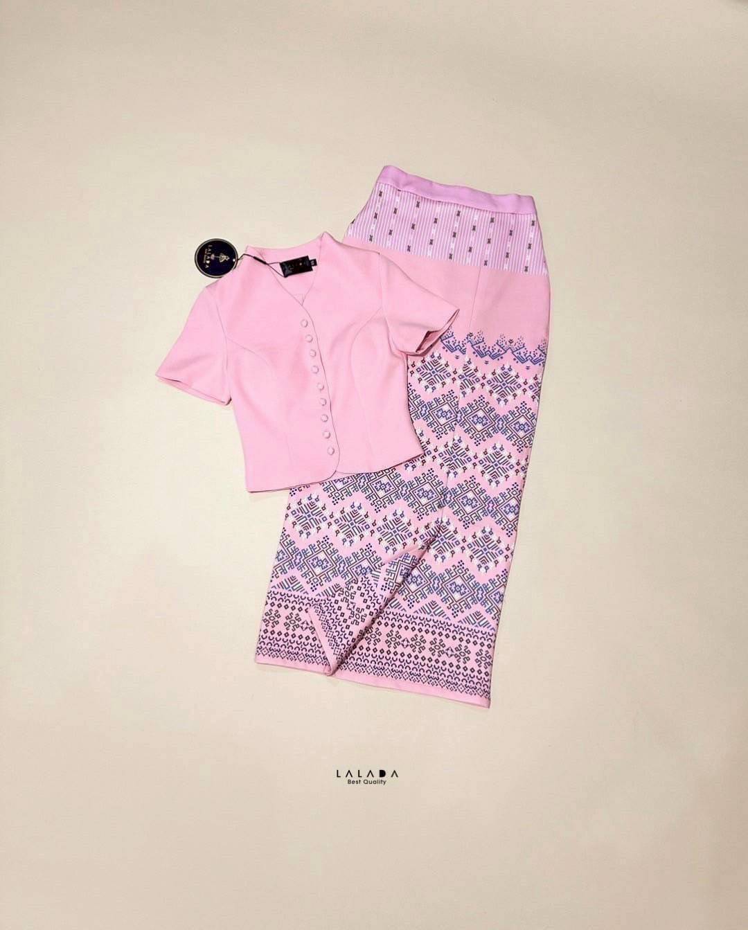 #งามอย่างไทย #ชุดไทย •Detail : set 2 ชิ้น ผ้าไทย ชุดไปทำบุญ ชุดไปงาน พร้อมส่งค่า เสื้อคอวีสีชมพูกระดุมหน้า ช่วงอกเสริมฟองน้ำแมทช์กับผ้าถุงสำเร็จ ผ้าพิมพ์ลายมีซิบหลัง สวมใส่สะดวก สวยหวานฉ่ำๆ งานบุญ งานบวชได้หมดเลยค่ะ