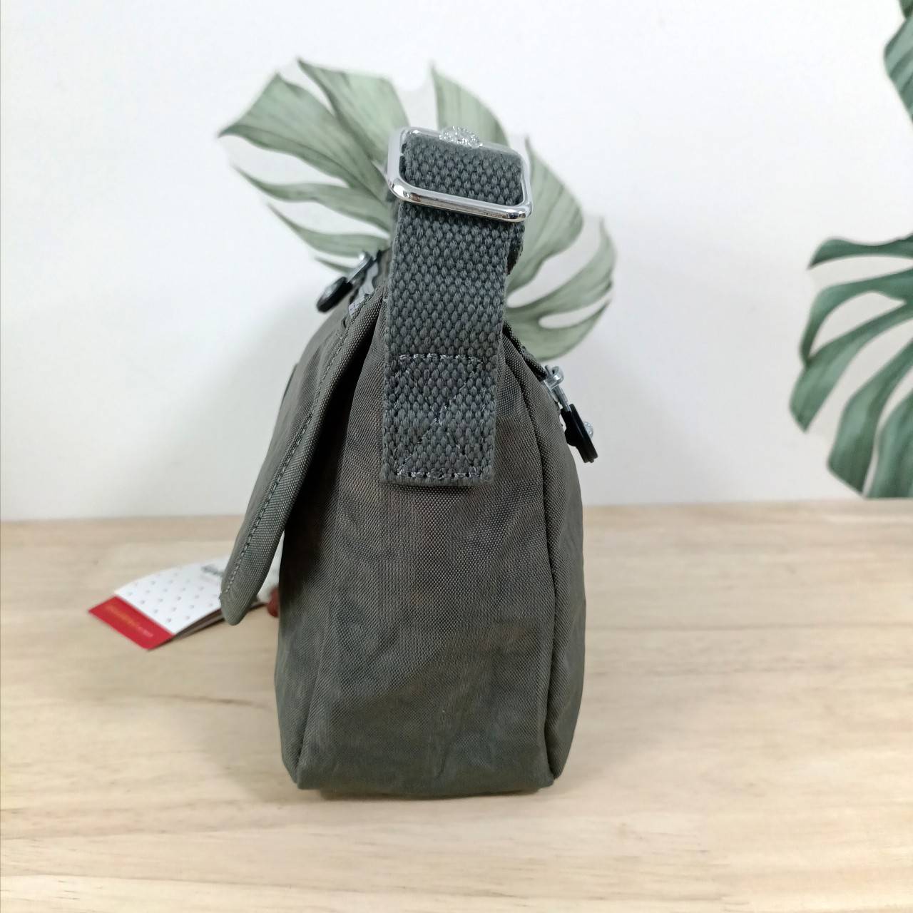 กระเป๋าสะพายไฮโซเท่ห์ๆ เก๋ๆ แบรนด์เนมคิปลิ้งค์สีดำ สีเทา สีแดง KIPLING SABIAN CROSSBODY MINI BAG