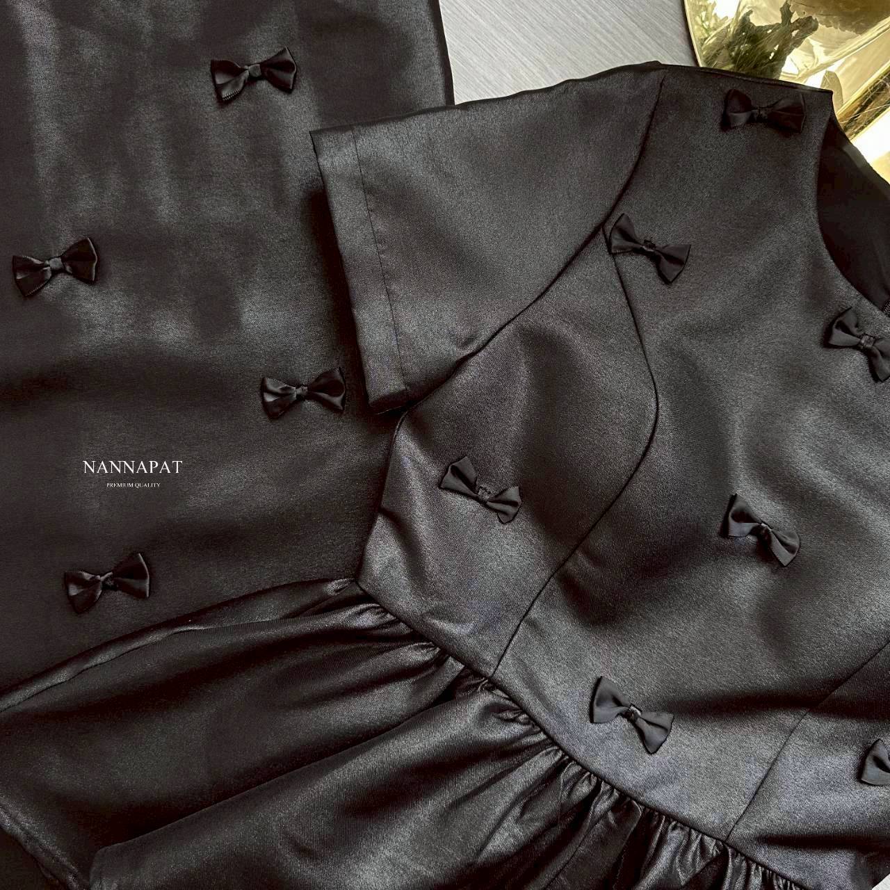 เซ็ทกระโปรงดำ สวย สุภาพ ดูดี งานคล้ายผ้าไหมเลยนะคะ อย่างกับชุดที่ขายราคาเป็นพัน เสื้อน่ารัก ซิปหลัง มีฟองน้ำอก กระโปรงก็ทรงสวย ทั้งเสื้อ กระโปรง เค้าจะแต่งโบว์เล็กๆทั้งตัว