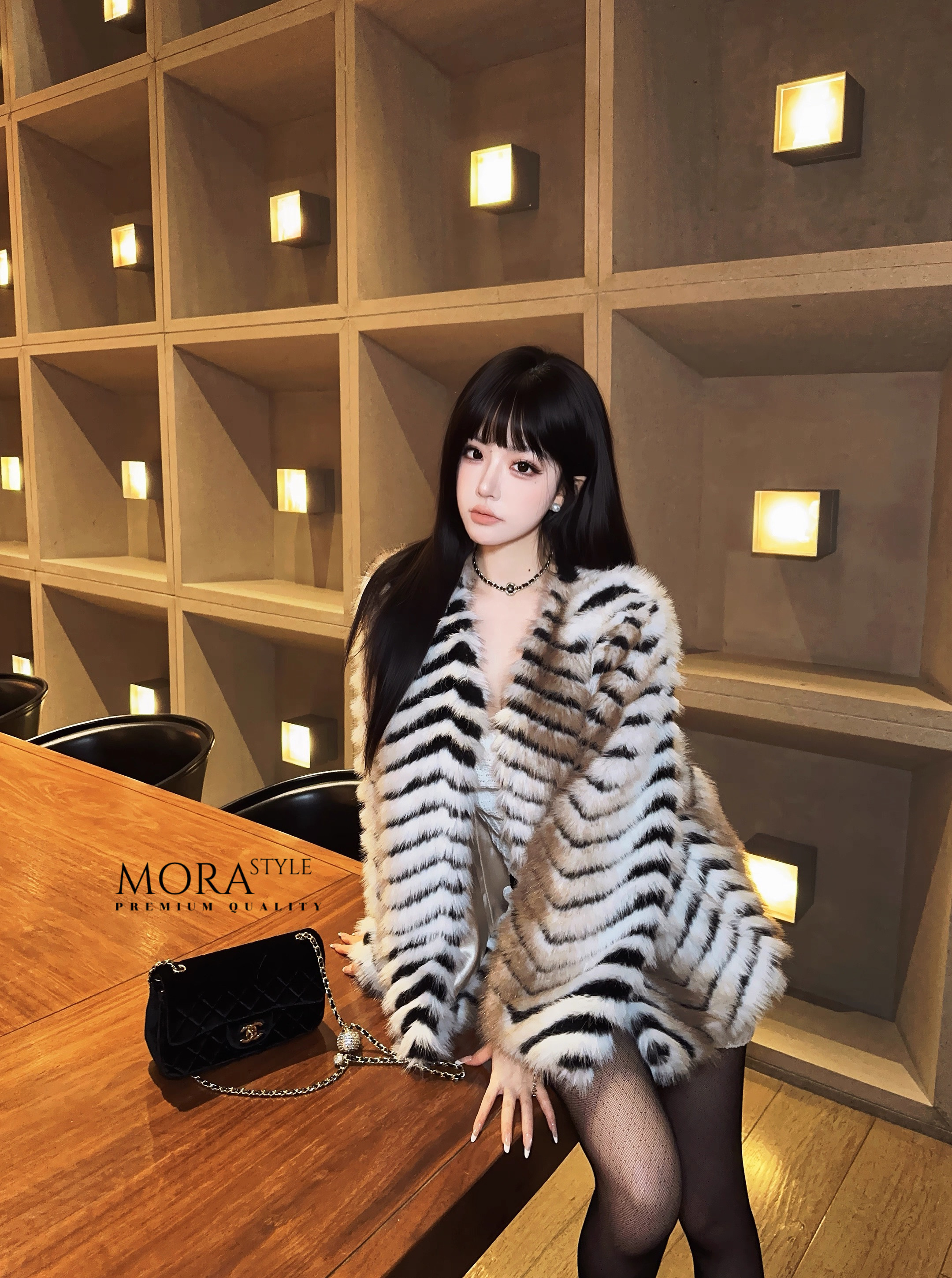 เสื้อคลุมแขนยาวแต่งขนทั้งตัว แต่งลายเสื้อตัดดำ งานสวยแพง เหมาะกับแฟชั่นหนาวนี้สุดๆ ดีไซน์ออกมาเก๋ งานคือน่ารักมากค่ะ สาวๆต้องมีติดตู้นะคะ