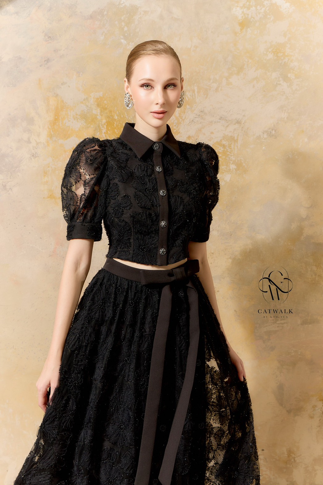 งานป้าย CATWALK BY KOH-TUN Detail>>> สวยหรู สไตล์คุณหนูมาก กับเซตเสื้อปกเชิ้ตแขนตุ๊กตาผ้าปักลาย+กระโปรงยาวทรงย้วย เนื้อผ้าตาข่ายปักมุกทั้งตัว ผ้าสวยมาก ตัวเสื้อเป็นทรงเข้ารูป แต่งกระดุมเพชรสีตามตัวชุดดูแพงสุดๆ