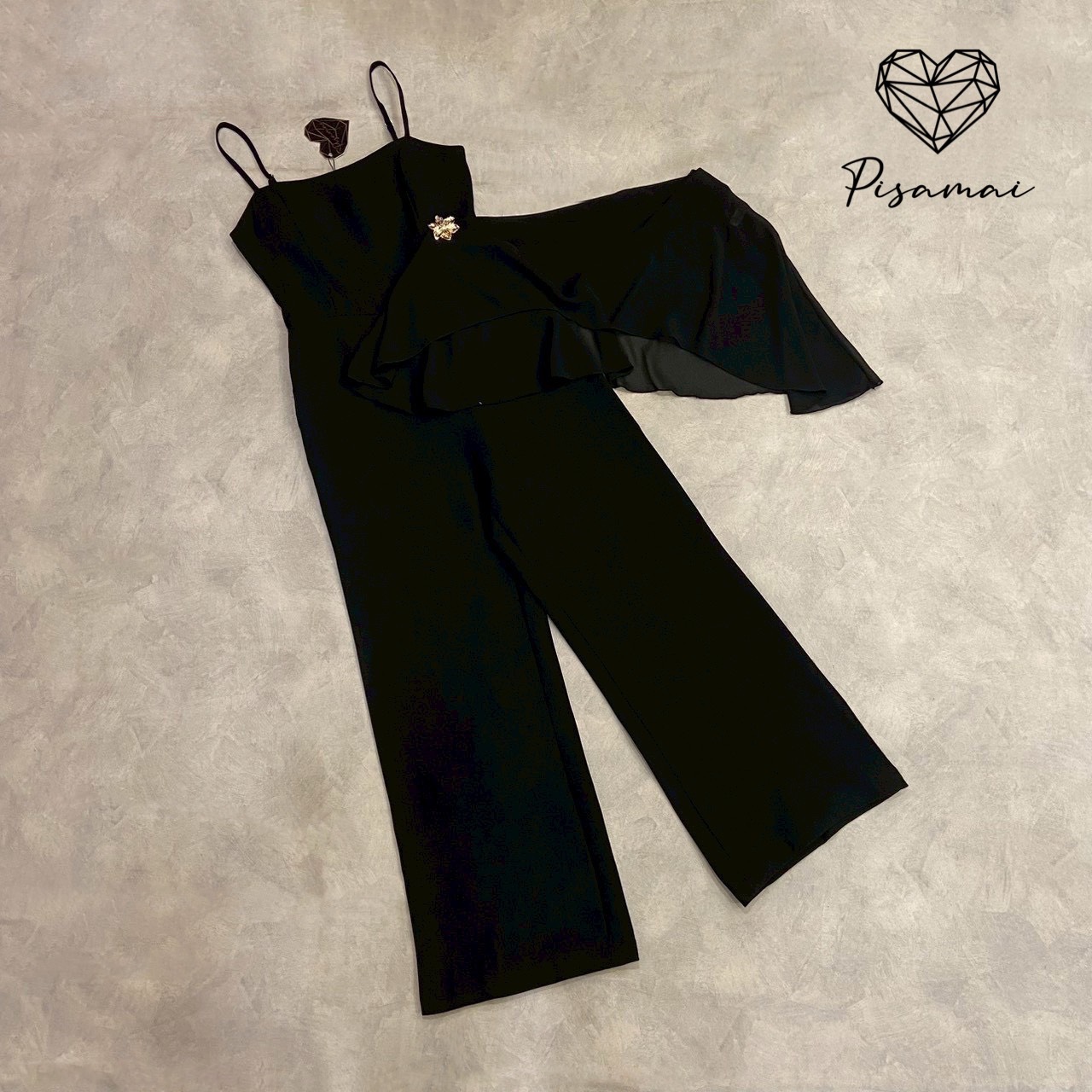 จั้มสูมสายเดี่ยวขายาว มาคู่กับซีทรูตัวสั้นคลุม และเข็มกลัดดอกไม้อะไหล่ทองแยกชิ้นได้ สามารถใส่แมทได้ตามใจชอบ สวย หรู ลูกคุณมากๆค่า รุ่นนี้ควรค่าแก่กสรเก็บต้องมีเลยค่า