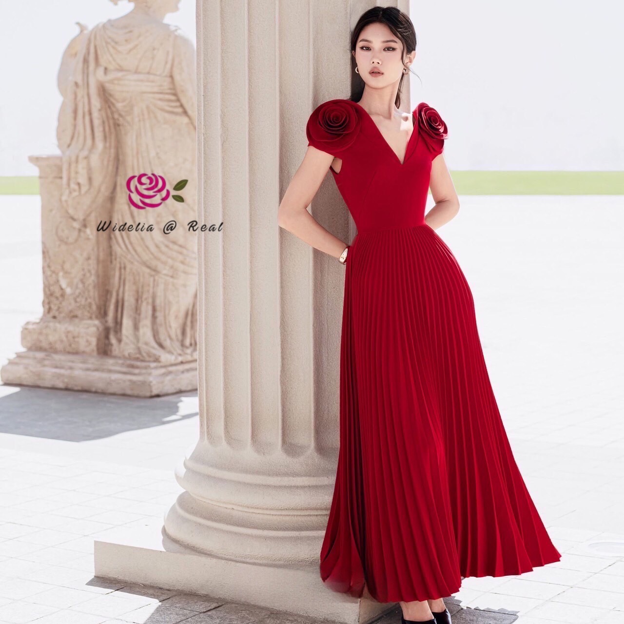 Maxi dress เเม็กซี่เดรสตัวยาว ไหล่ดอกกุหลาบ คอวีหน้าวีหลัง ผูกโบว์ ซิปหลัง กระโปรงอัดพลัท เนื้อผ้าเรียบ สีพื้น งานผ้าอย่างดีค่ะ ทรงสวยเป๊ะ คัตติ้งเนี๊ยบมากๆ รับรองใส่ออกมาไม่ผิดหวังการันตีให้เลย บอกเลยห้ามพลาดเด็ดขาด งานดีงานสวยแน่นอน