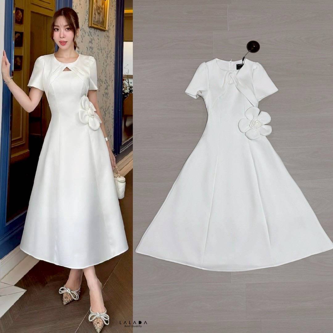 เดรสสีขาวยาว มีแขน ลูกหนูลูกคุณ แต่งดอกไม้ช่วงเอว เรียบร้อยสวยหรู งานซิปหลัง ตัดเย็บอย่างดี มีซับใน สวมใส่ได้หลายโอกาส Color::ตามรูป