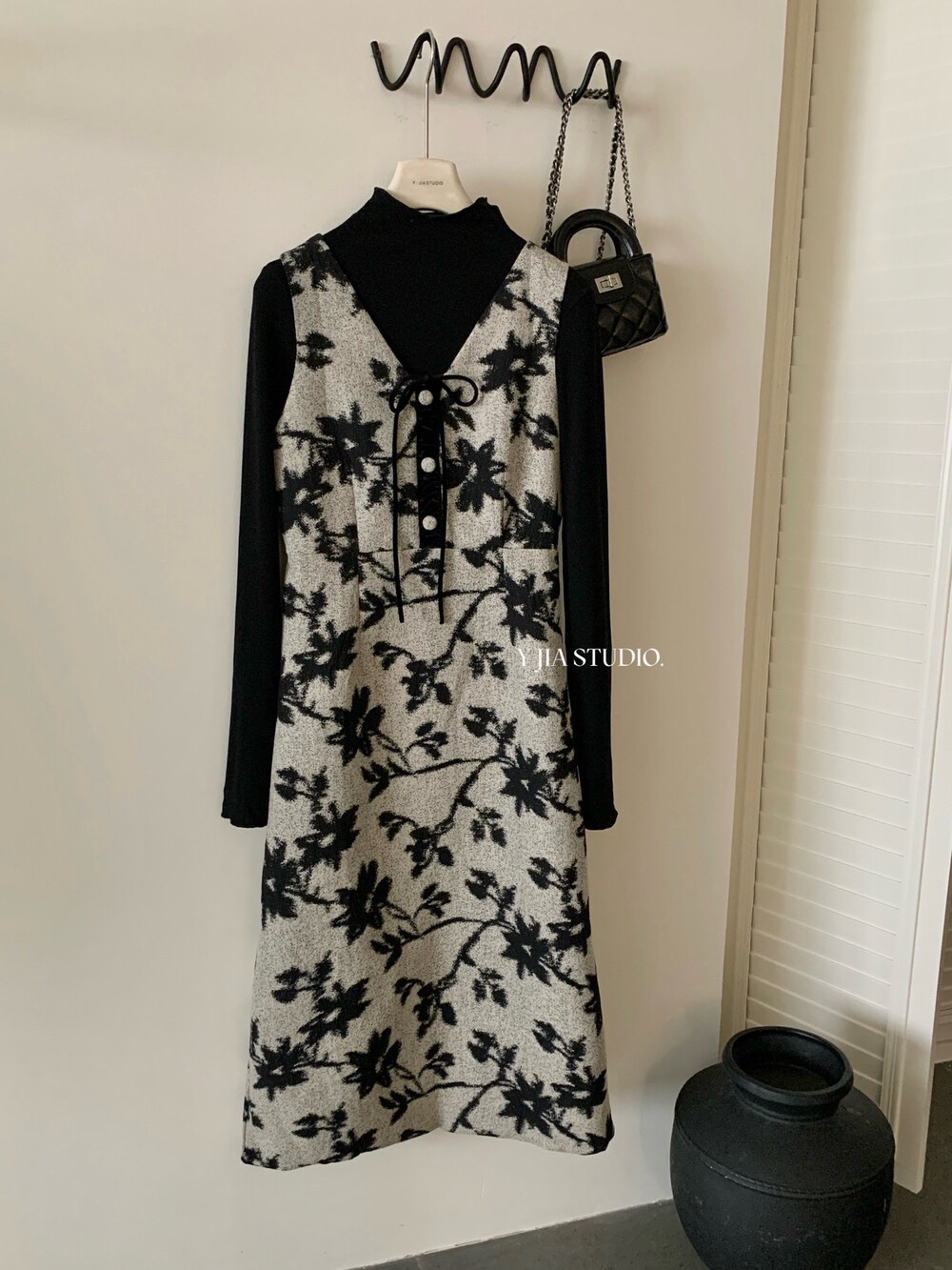 YA SHOP 5767# Set 2 pcs เสื้อแขนยาวคอปีน เนื้อผ้ายืดอย่างดี + เดรสคอวีลายดอก แขนกุด งานซิปหลัง เนื้อผ้าดี มีซับใน งานสวย