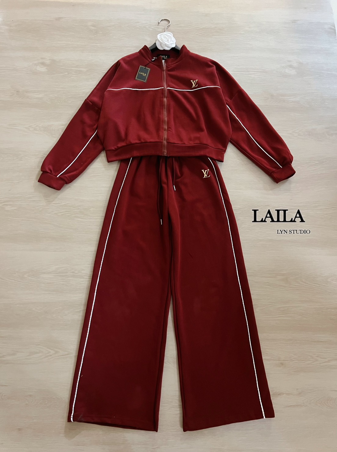 Tag: LAILA Detail:Setเสื้อสเวตเตอร์+กางเกง งานสเวตเตอร์แขนยาวผ้าวอล์มอย่างดีแต่งจั้มปลายแขน แต่งลายขีดขาดอกและช่วงอกกับหน้าขาแต่งปักโลโก้แบรนLVงานสวยมากค่า มาพร้อมกางเกงขายาวปลายขาแต่งปล่อยๆแต่งลายแถบมีเชือกผูกเอว ลุคนี้ใส่ได้ทุกโอกาสค่าาาา #ชุดเซ็ท #byla
