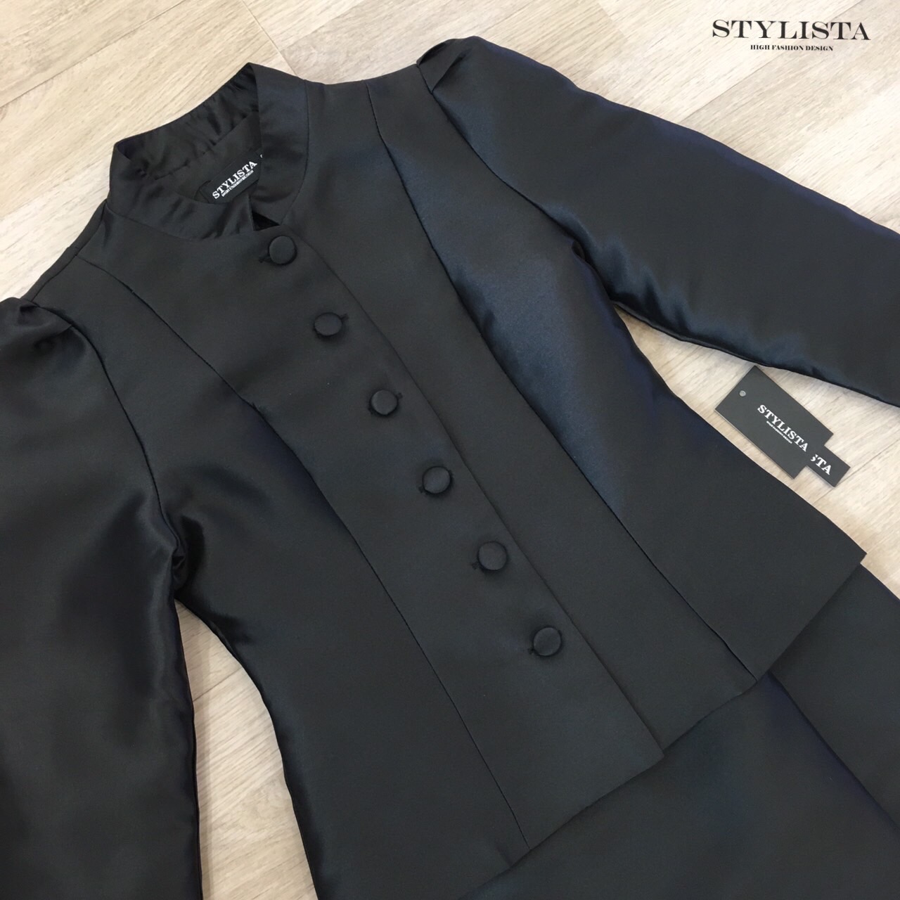 ชุดไทยจิตรลดา แขนยาว คอจีน ทรงเข้ารูป ปลายชายเสื้อทรงโค้งเพิ่มความเฟมินีน