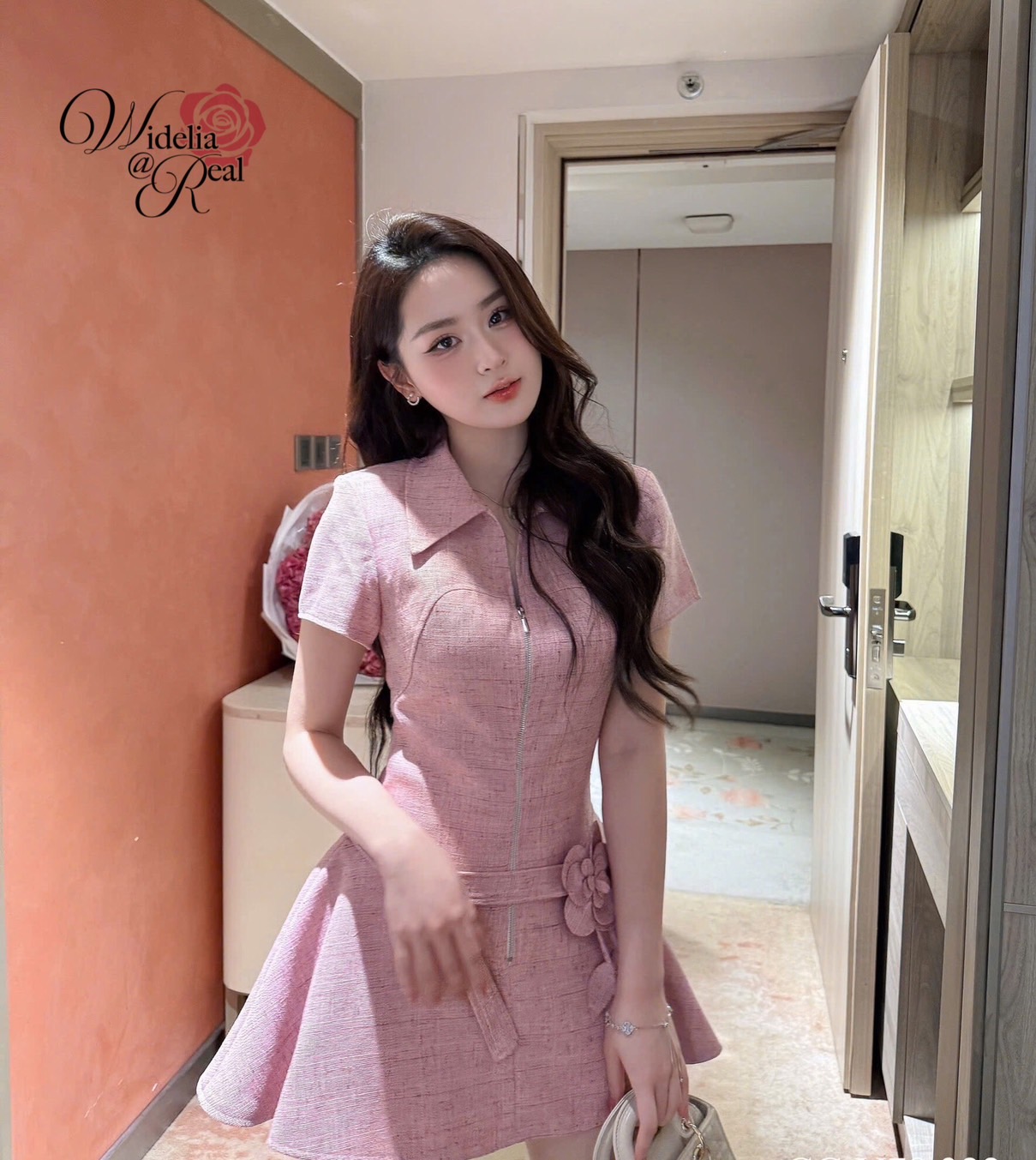 Dress เดรสแขนสั้น คอปก รูดซิปหน้า เอวมีเชือกเข็มขัดให้ 1เส้น มีเข็มกัดเครือดอกไม้ให้ด้วยค่ะ เนื้อผ้าทออย่างดี งานคัตติ้งเนี๊ยบมากๆ งานสวย ทรงเป๊ะสุดๆ รับรองใส่ออกมาไม่ผิดหวังการันตีให้เลย บอกเลยห้ามพลาดเด็ดขาด งานดีงานสวยแน่นอน