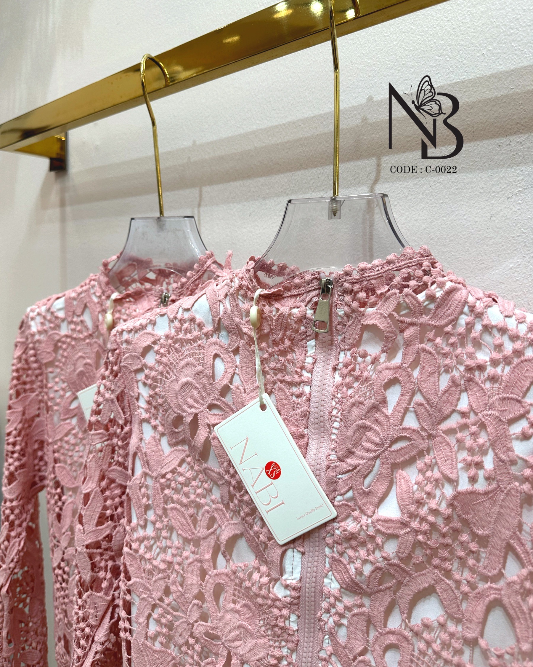 Label :: #NABIBRAND Code :: C-0022 Detail :: เสื้อลูกไม้ทรงคอเต่าแขนยาวแบบบานออก ชายระบาย มีซับในผ้าคอตตอน มีฟองน้ำเสริม มาด้วยกัน 2 สี สีฟ้าและสีขาว ชุดเข้าพรรษา ทอดกฐิน งานบุญ งานวัด งานเทศกาลไทยต่างๆ ใครที่มีกระโปรงผ้าถุงที่บ้านอยู่แล้ว อยากได้แค่เสื้อ