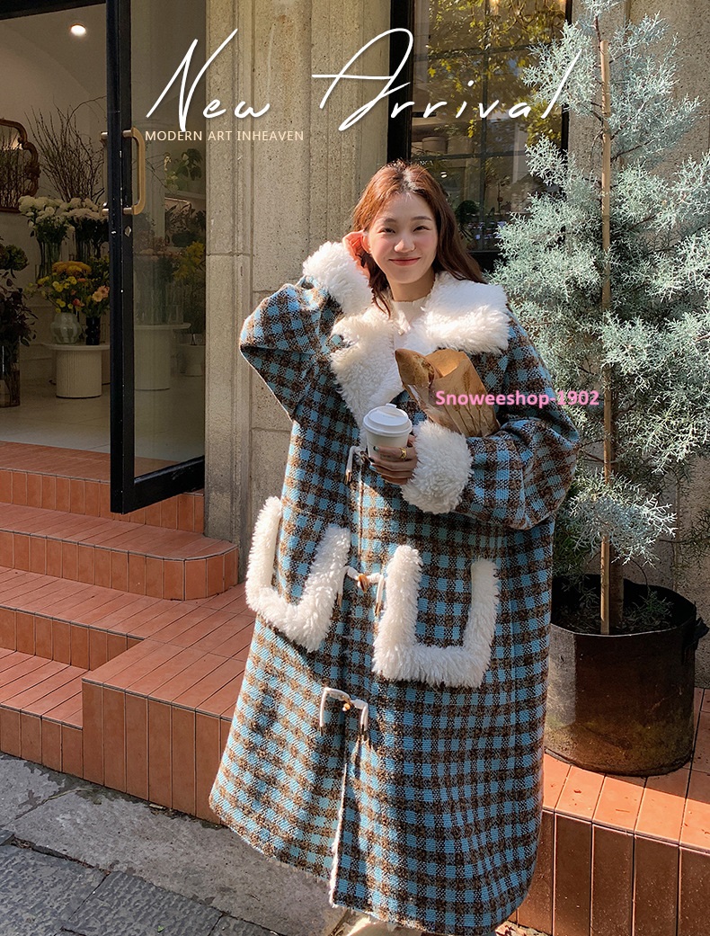 เสื้อกันนหนาวมาใหม่ทรงโอเวอร์ไซใส่แบบหลวมๆ ดูมีสไตล์โค้ทผู้หญิงตัวยาวลายสก็อตแต่งปกขนแกะและกระเป๋าหน้า มีซับในหนา กันหนาว กันลม กันหิมะได้ มีหลายไซอกถึง 54 นิ้ว สำเนา