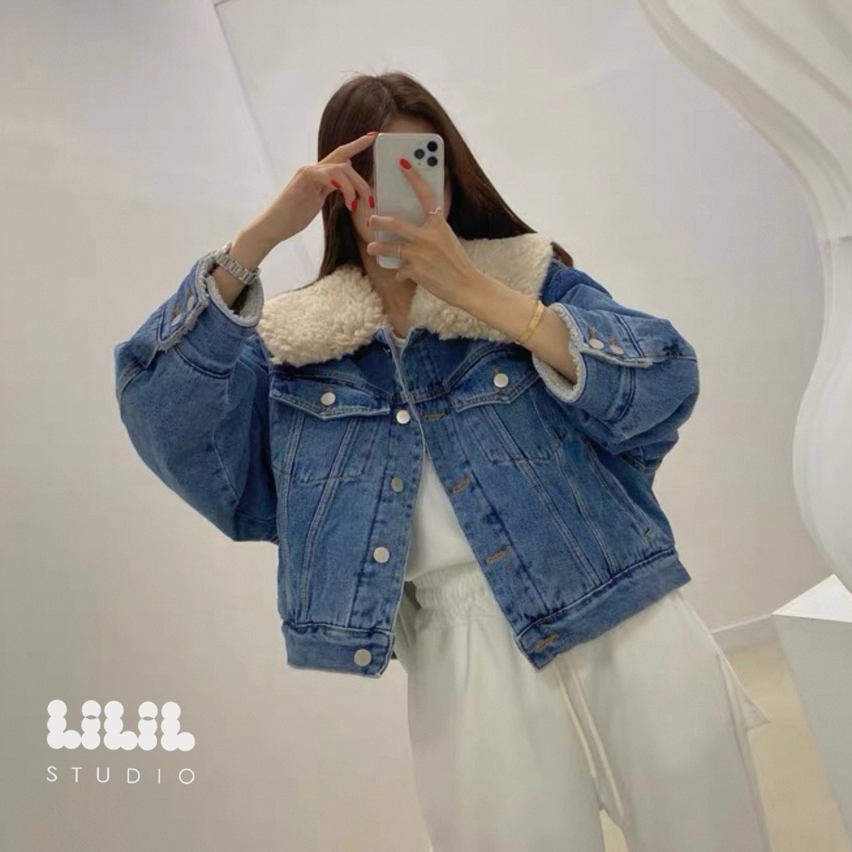 Denim Jacket🐨 แจ็คเก็ตผ้ายีนส์ปกใหญ่ ด้านในขนนุ่ม ดูมีสไตล์ ขนาดพอดีตัว อุ่นๆ กระเป๋าข้าง รุ่นนี้ขอบอกทริปไปเที่ยวได้ใส่แน่