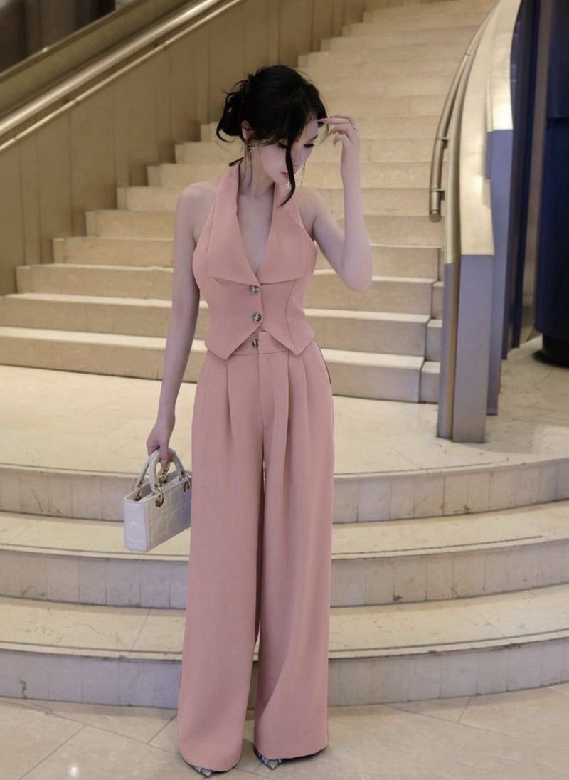 👗👗Detail : Set 2 ชิ้นสีนู๊ดทั้งชุด ตัวเสื้อคล้องคอ ทรงเข้ารูปมีกระดุมหน้า 2เม็ด ใช้งานได้จริง ด้านหลังเว้าทรงสวย มาพร้อมกับกางเกงขายาวทรงกระบอกใหญ่ดีเทลจับจับด้านหน้าให้ดูมีมิติ กระดุมและซิปหน้า มีกระเป๋า2ข้าง