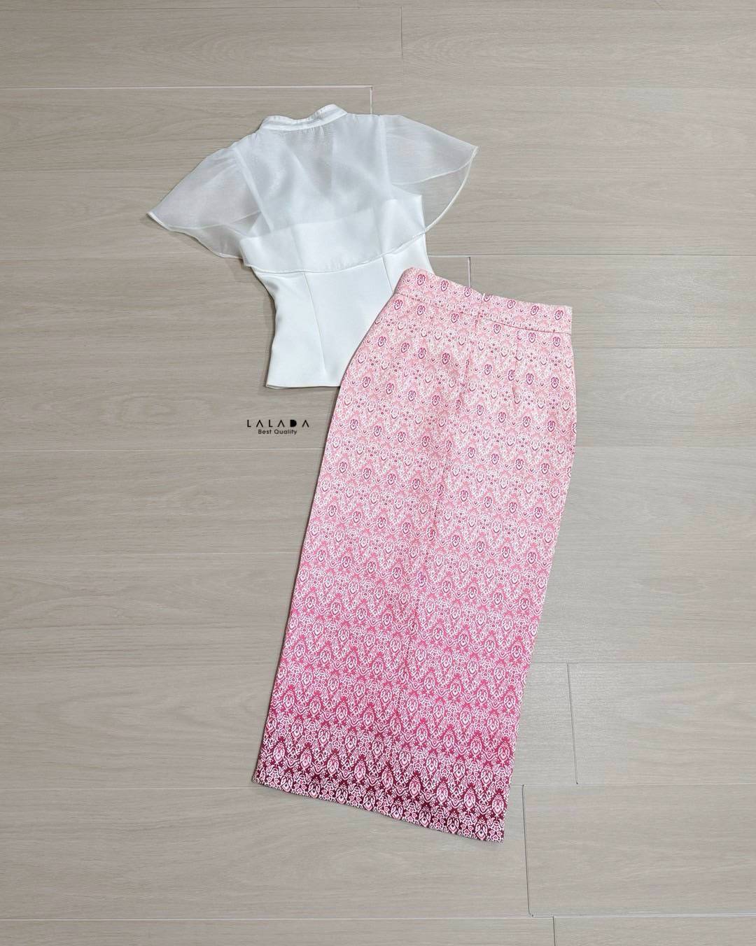 คอลผ้าไทยมาแล้วค่ะ สีใหม่ •Detail : set 2 ชิ้นเสื้อสีขาวกระดุมหน้า ตัดเย็บอย่างดีมีซับใน + กระโปรงผ้าถุงสำเร็จทรงเอวสูง ผ้าพิมพ์ลาย แต่งระบายด้านหน้า+ เข็มกลัดดอกไม้ 1 ชิ้นติดได้ตามต้องการ #ชุดถ่ายรูป#งานตามหา#งานป้าย #ชุดงานแต่ง #ชุดออกงาน #ชุดไปงาน#ชุดผ