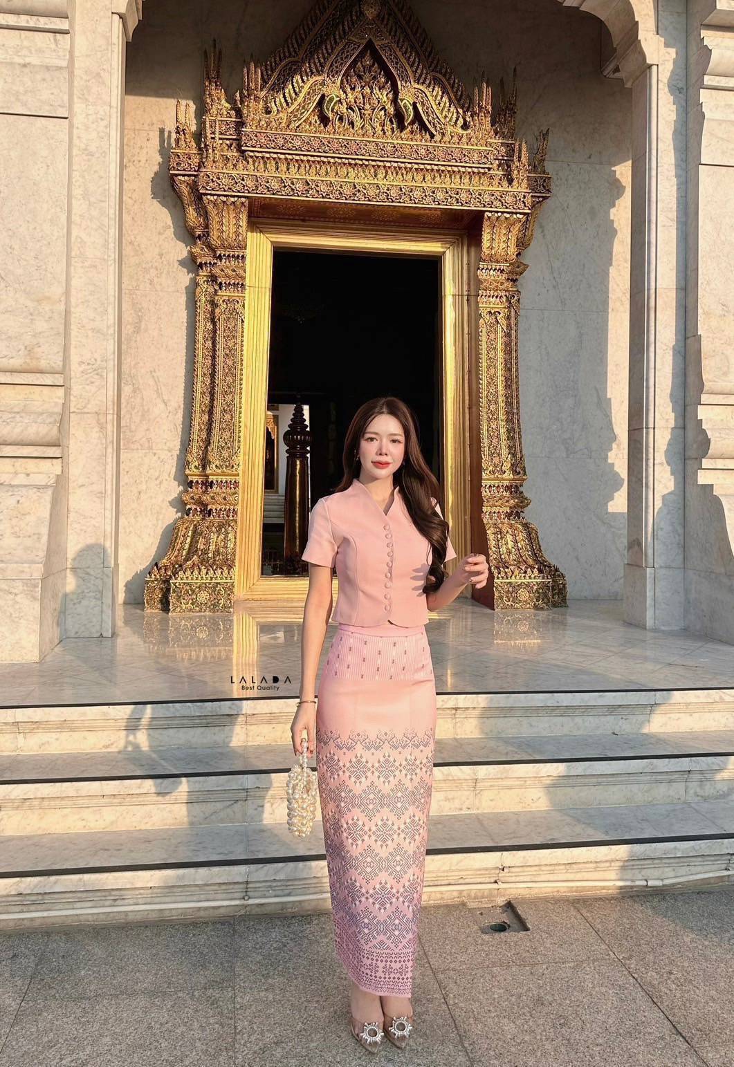 set 2 ชิ้น ผ้าไทย ชุดไปทำบุญ ชุดไปงาน พร้อมส่งค่า เสื้อคอวีสีชมพูกระปิดกระดุมหน้า ช่วงอกเสริมฟองน้ำแมทช์กับผ้าถุงสำเร็จ ผ้าพิมพ์ลายมีซิบหลัง สวมใส่สะดวก สวยหวานฉ่ำๆ งานบุญ งานบวชได้หมดเลยค่ะ Color::ตามรูป