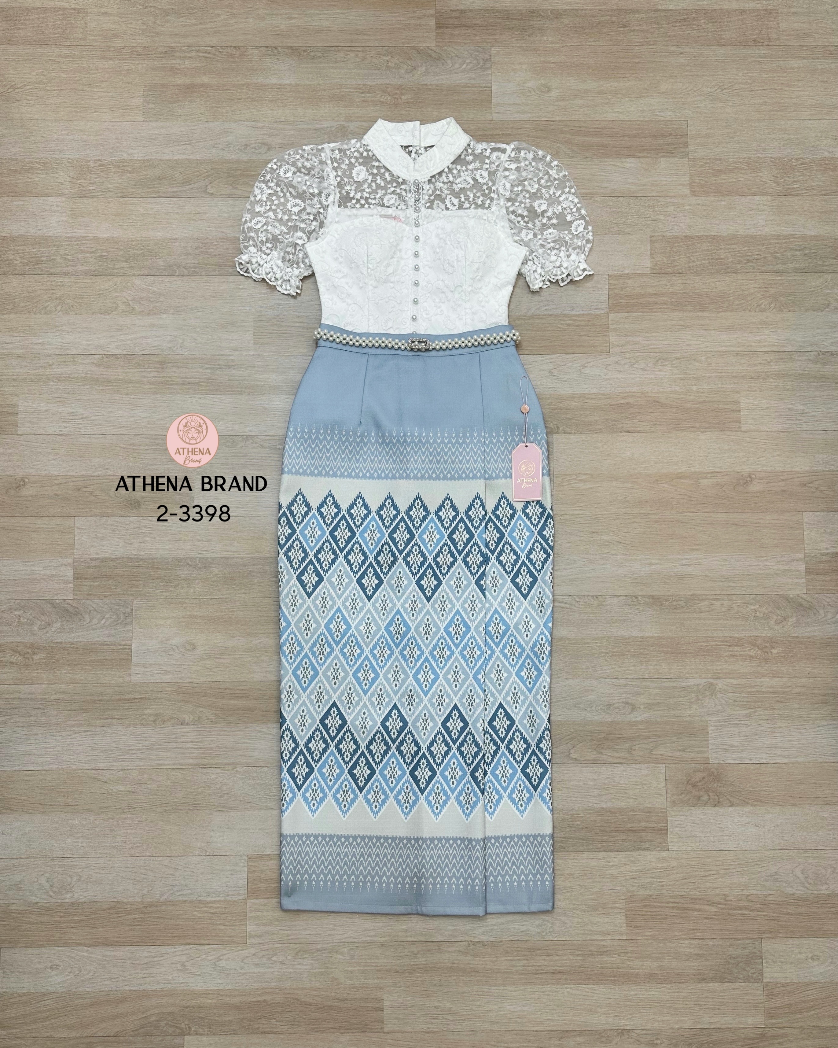 Tag 🔖 :Athena (อธีน่า) Brand Detail :: เสื้อ+กระโปรง+เข็มขัด Set 3 ชิ้น เสื้อลูกไม้คอปีนแขนตุ๊กตา ดีไซน์ด้านหน้าแต่งกระดุมเรียงหลอก หน้าอกเสริมฟองน้ำจัดทรงสวย มีซับใน สวมใส่แบบซิปด้านหลัง แมตช์มาคู่กับกระโปรงพิมพ์ลายป้ายทบคล้ายงานผ้าซิ่นป้ายสำเร็จ