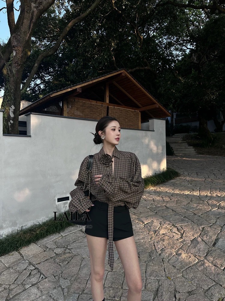 SETเสื้อ+กางเกง+ซ็อคเกอร์ เสื้อเชิ้ตคอปกแขนยาวงานโอเวอร์ไซร์ มาในโทนสีน้ำตาลลายตาราง ตัวเสื้อดีไซน์แต่งสายซ้อคเกอร์คล้องคอพร้อม้ข็มกลัดดอกไม้ลายเดียวกับตัวเสื้อ มาพร้อมกางเกงขาสั้นสีดำทรงเข้ารูป ลุคสวยเฟียสสวยนำเทรนส์ต้องลุคนี้เลยค่าา #lailabrand #กางเกงข