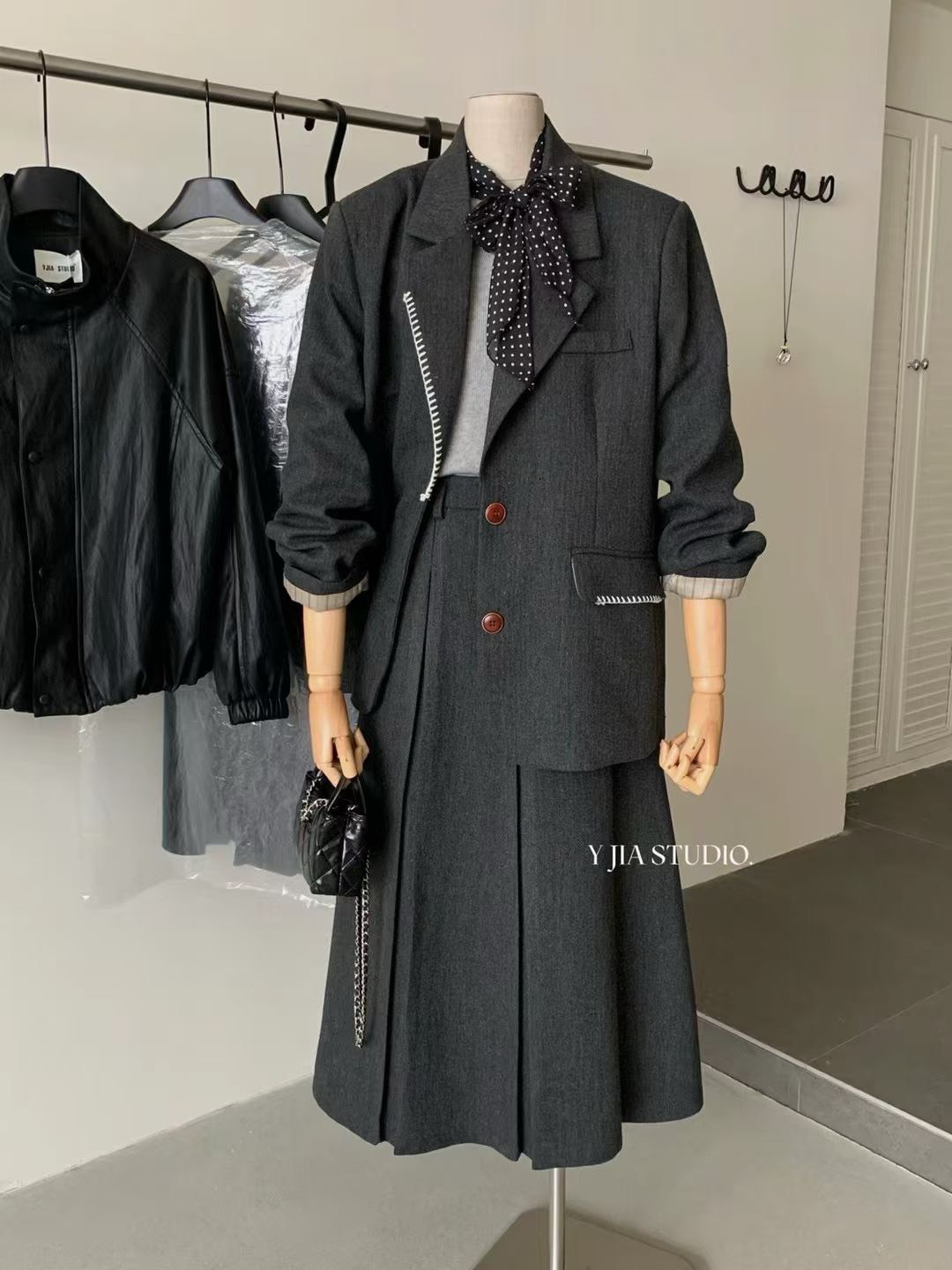 MAYA SHOP 7789# Set 2 pcs เสื้อBlazer มีฟองน้ำเสริมบ่า + กระโปรง งานซิป ข้าง มีซับใน เนื้อผ้าดีทรงสวย TAG : Y.JIA STUDIO 🇰🇷