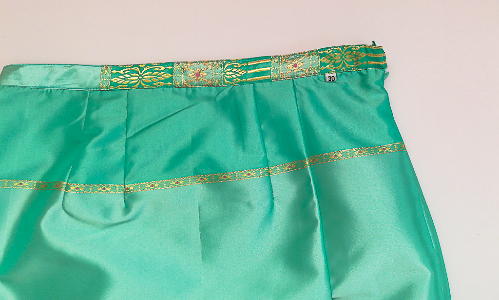 ผ้าถุงไหมสำเร็จรูป (สีฟ้า) งานตัดเย็บประณีต อัดผ้ากาวตามสีของผ้าถุง เนื้องานดีเกรด A (รอบเอว 30 นิ้ว)