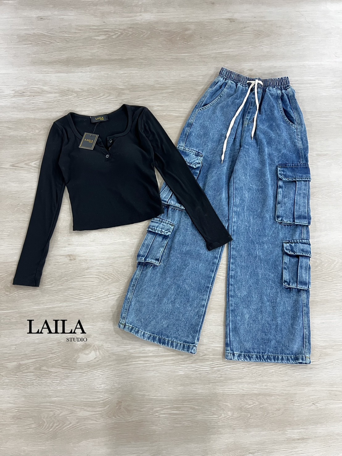 Set เสื้อ+กางเกง เสื้อกึ่งครอปทรงแขนยาวมาในโทนสีดำงานผ้ายืดหยุ่นใส่สบาย งานเสริมฟองน้ำในตัว มาพร้อมกางเกงทรงบอยๆปล่อยๆ งานยีนส์นำเข้า💯 แต่งกระเป๋าแถบข้าง แต่งเอวสม็อค งานผ้าสวยสุดๆ ลุคสาวเท่ลุยๆต้องลุคนี้ค่า #ชุดเซ็ท #bylaila brand #กางเกงคาร์โก้