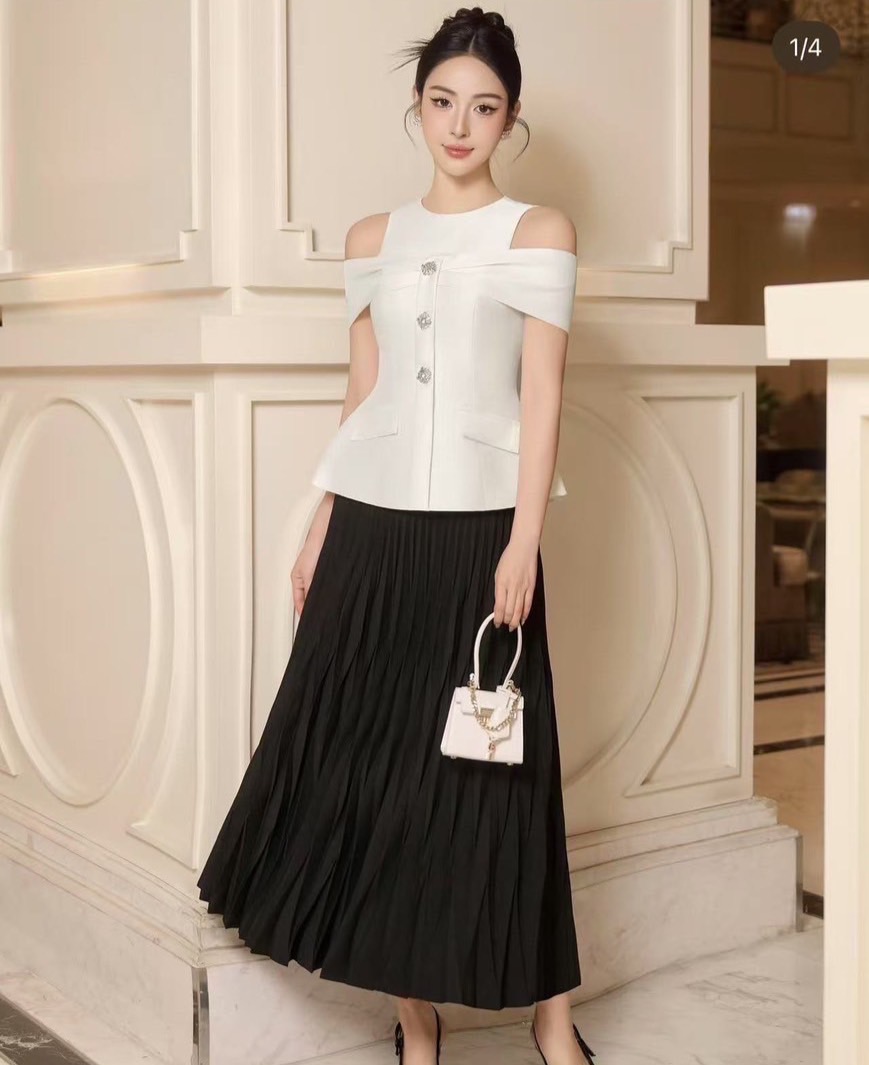 Label :: RAMI-PAPHA(รมิปภา) เซตเสื้อสีขาวดีเทลแขนสวยเก๋ แต่งกระดุมหน้าสวยหรู อกเสริมฟองน้ำเพื่อทรงสวย ซับในอย่างดีทั้งตัว ซิปหลัง (กระดุมหน้า/กระเป๋าแต่งเพื่อสวยงาม) ++กระโปรงยาวพีทจีบเก๋รอบตัว ซับในอย่างดี ซิปข้าง