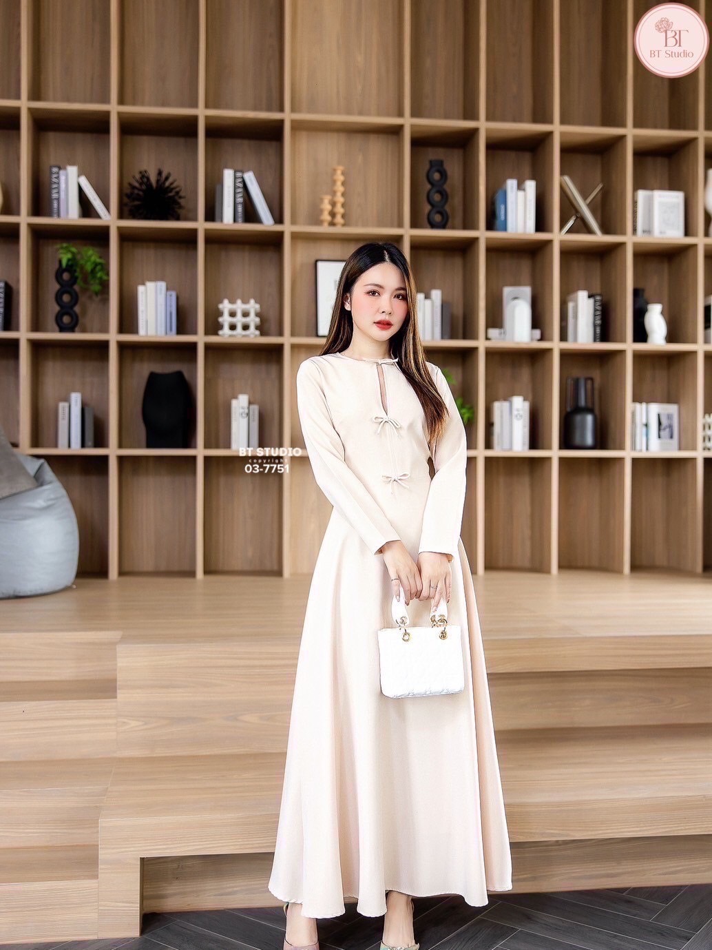TAG : BT studio DETAIL : เดรสยาสแขนยาวคอกลม แต่งโบว์เรียงด้านหน้า แต่งเว้าอกเล็กน้อย ดีไซน์ช่วงกระโปรงแต่งบานออกใช้เนื้อผ้าเยอะมากๆ งานสวย เนื้อผ้ามีน้ำหนัก มาพร้อมซับในซิปหลัง ใส่สวยฟีลเอิร์ธโทนห้ามพลาดคร้า
