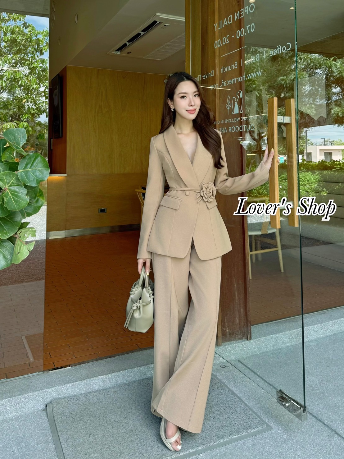 Teg : Lover’s Shop Detail : Set 3ชิ้น เสื้อสูท+กางเกงขายาว ลุคCEO เรียบหรูดูผู้ดี ได้สายคาดเอวดอกไม้ด้วยนะคะ ดีเทลเสื้อสูทกระดุมหน้า กระเป๋นเสื้อใช้งานได้ แม็ทกับกางเกงขายาว ทรงเอวสูง ซิบหลัง ทรงขากระบอกกลาง กางเกงมีกระเป๋าข้าง