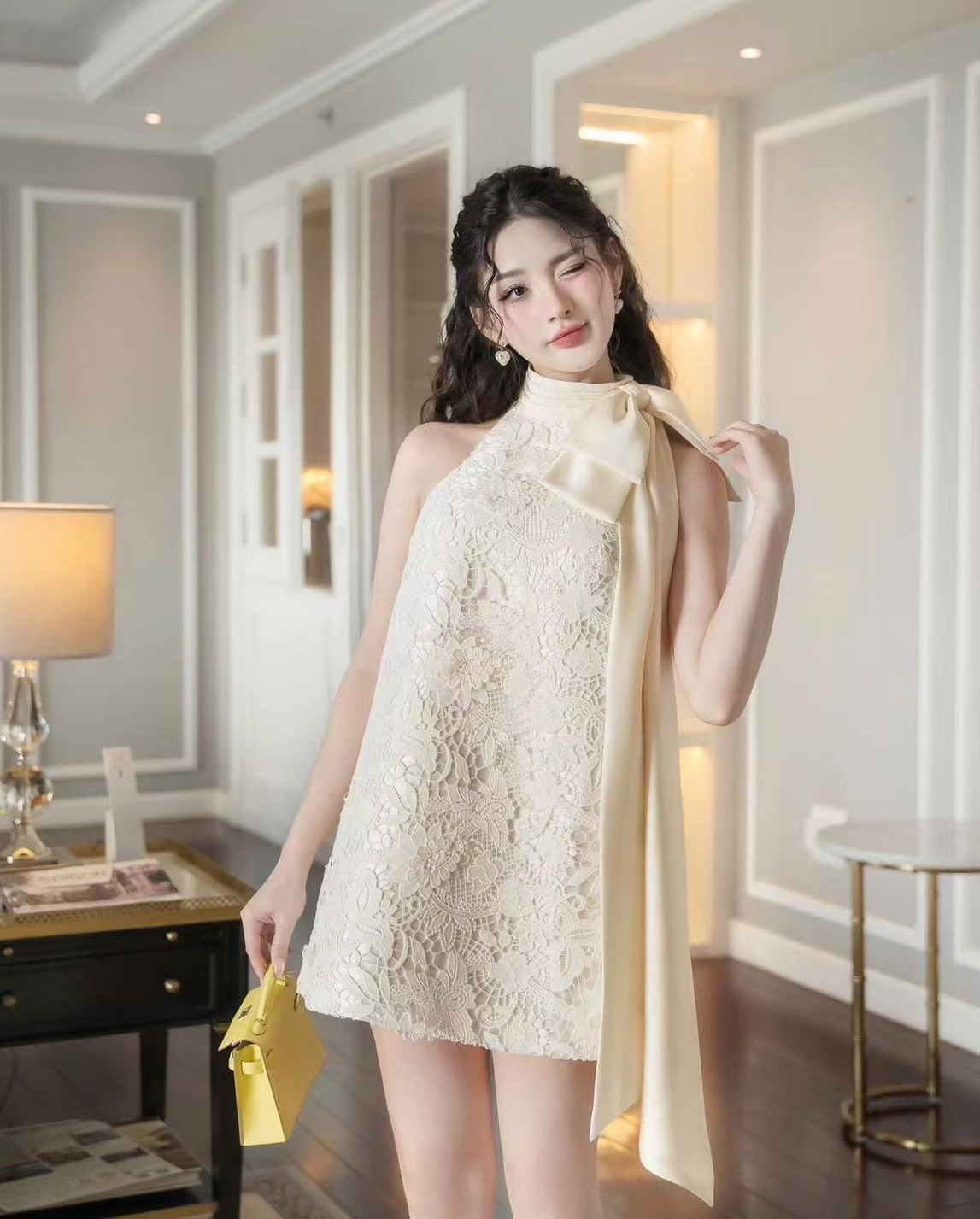 มินิเดรสสีครีมลูกไม้ฉลุคอกลมแขนกุดส่งปล่อย ดีเทลเย็บติดโบว์ริบบิ้นยาวที่ไหล่ เนื้อผ้าดีมีซับในทั้งตัว (ไม่เสริมฟองน้ำ มีซิปหลัง ) ทรงสวยมากๆค่ะ