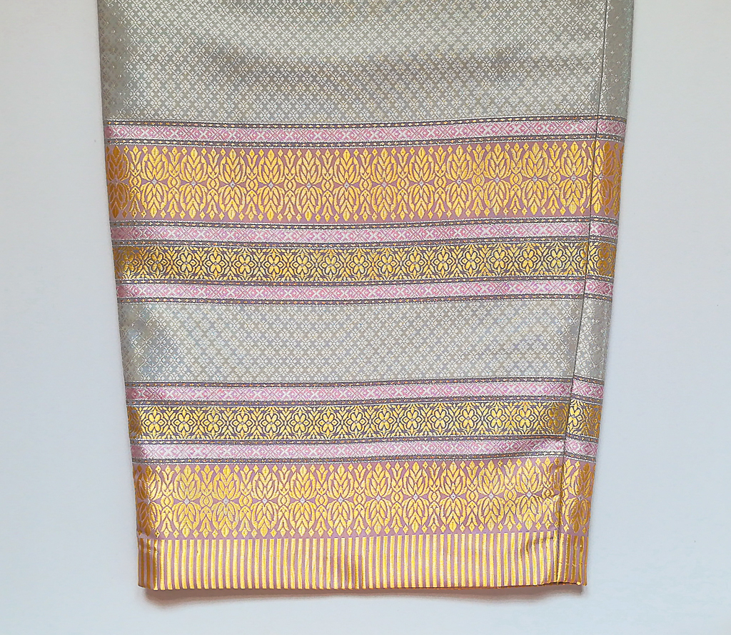 ผ้าถุงไหมสำเร็จรูป (สีเทา ลายสุโขทัย) งานตัดเย็บประณีต อัดผ้ากาวตามสีของผ้าถุง เนื้องานดีเกรด A (รอบเอว 28 นิ้ว)