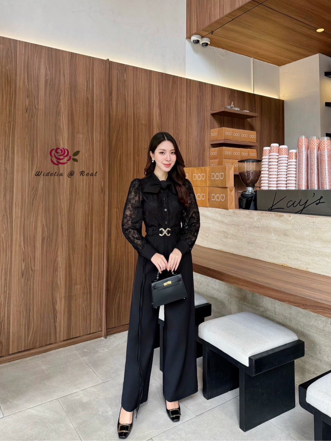 Set เสื้อลูกไม้แขนยาวกับกางเกงขากระบอก มาพร้อมเข้มขัดให้1เส้น คอผูกโบว์ กระดุมหน้า กางเกงผ้าสีพื้น เอวสูง มีกระเป๋าล้วง งานทรงสวยเป๊ะมาก คัตติ้งเนี๊ยบ รุ่นนี้คือสวยจริง รับรองใส่ออกมาไม่ผิดหวังการันตีให้เลย บอกเลยห้ามพลาดเด็ดขาด งานดีงานสวยแน่นอน