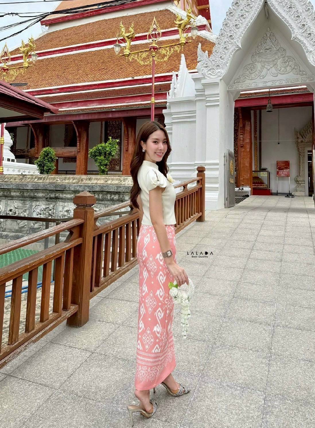 set 2 ชิ้น ผ้าไทย ชุดไปทำบุญ ชุดไปงาน พร้อมส่งค่า เสื้อคอกลมสีครีมงานกระดุมหน้า + เข็มกลัดดอกไม้ มีดีเทลที่ช่วงแขน ผ้าถุงสำเร็จ ผ้าพิมพ์ลายใส่ลื่นนุ่มสบาย