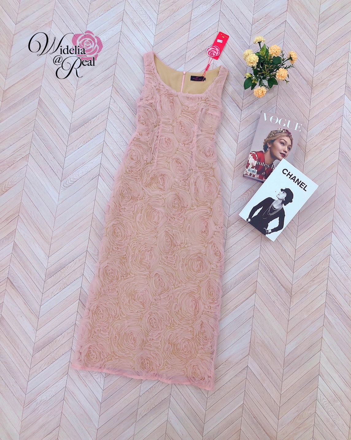 Maxi dress แม็กซี่เดรสตัวยาว แขนกุด ทรงเข้ารูป ซิปหลัง ผ่าหลัง เนื้อผ้าลูกไม้ป๊อปอัพ ชุดนี้ผ้าดีและสวยมากๆ งานคัตติ้งเนี๊ยบมาก ทรงสวยมาก งานคือเป๊ะค่ะ รับรองใส่ออกมาไม่ผิดหวังการันตีให้เลย