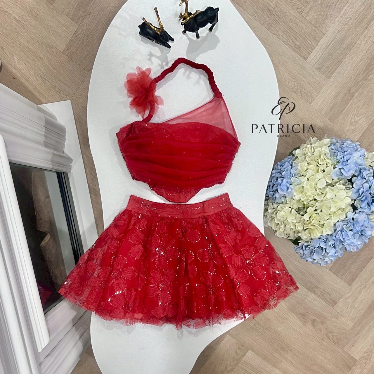 Set 2ชิ้น เสื้อ+กระโปรง🔥 เซ็ทนี้ตัวเสื้อเป็นทรงเกาะอกเข้ารูป ด้านบนจะมีสายถักติดดอกไม้เก๋ๆไว้สำหรับคล้องคอ ใช้ผ้าซีทรูสีแดงและมีซับในด้านในมีฟองน้ำอย่างดี เป็นงานซิปหลัง✨✨ มาคู่กันกับกระโปรงสีแดง ใช้ผ้าลูกไม้เนื้อดี นิ่ม ไม่คัน แลัมี