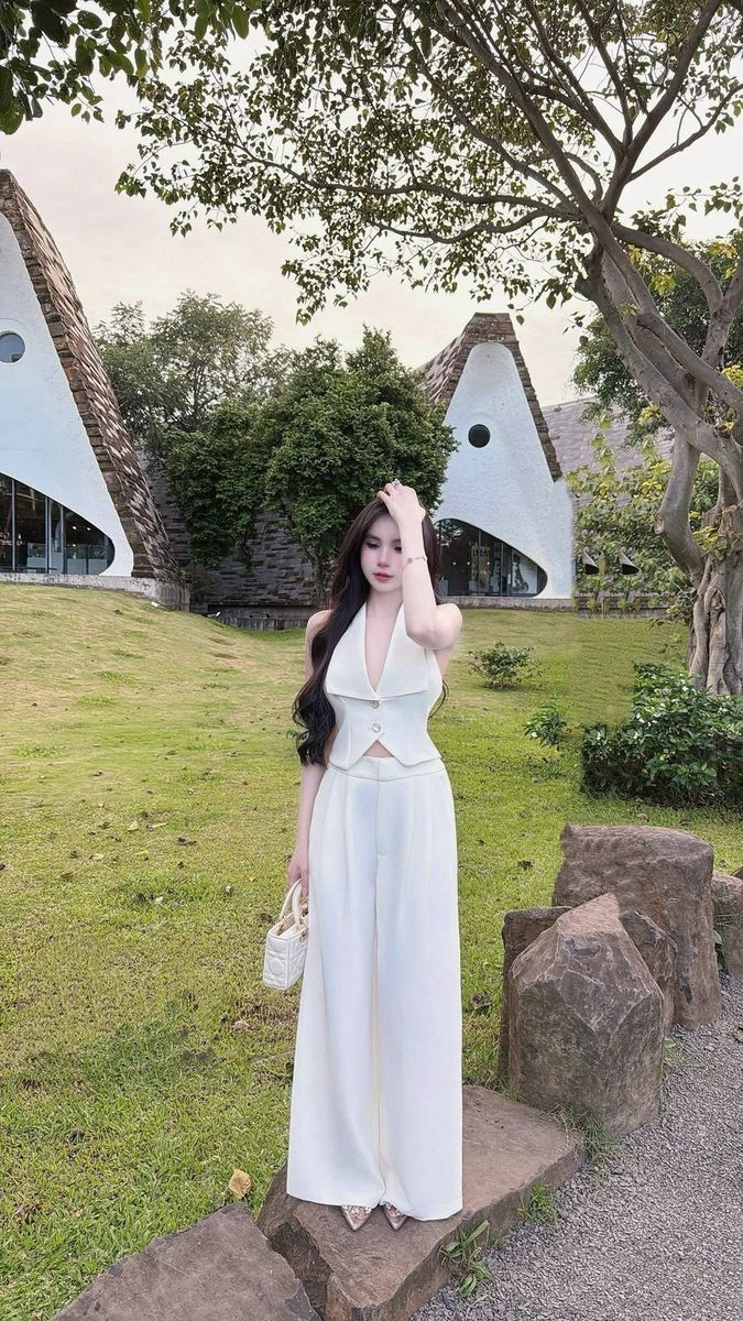Set 2 ชิ้นสีขาวทั้งชุด ตัวเสื้อคล้องคอ ทรงเข้ารูปมีกระดุมหน้าใช้งานได้จริง ด้านหลังเว้าทรงสวย มาพร้อมกับกางเกงขายาวทรงกระบอกใหญ่ดีเทลจับจับด้านหน้าให้ดูมีมิติ กระดุมและซิปหน้า มีกระเป๋า2ข้าง