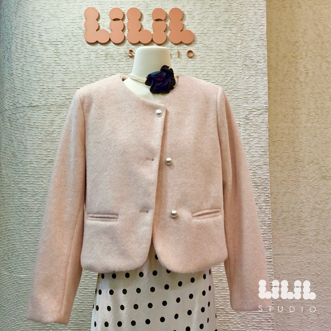 Korea style นุ่มมากค่ะ กับเสื้อคลุมผ้าขนกระต่ายสั้น กระดุมทองคู่ ซับในผ้าลื่นเย็บตาราง ทรงสวยcuttingเนี้ยบ พร้อมส่งค่ะ