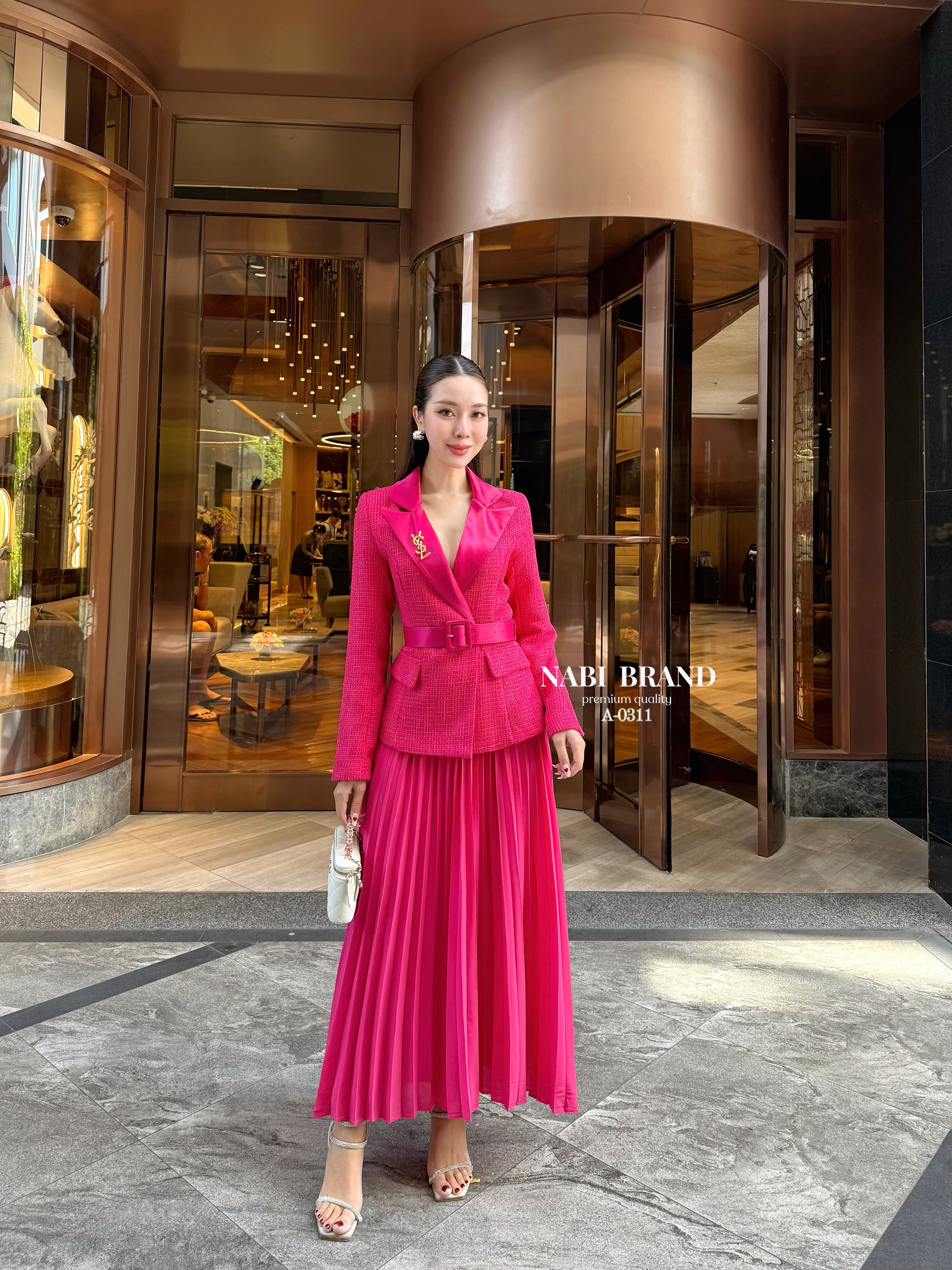 ชุดเซ็ตเสื้อคลุมแขนยาวดีไซน์ชุด สวยหรูดูแพง ปกคอแต่งด้วยผ้าSATINเงา ติดกระเป๋าหลอก2ข้าง มีกระดุมตรงกลาง 2เม็ด มาคู่กับกระโปรงอัดพลีทซิปข้าง มีเข็มกลัดและเข็มขัดมาให้ในเซ็ต ใส่แมทส์กันคือ สวย หรู ดูผู้ดีมาก ดีไซน์มาให้แบบผ้า 2ชนิด เสื้อคลุมใช้ผ้าทวิต กระโป