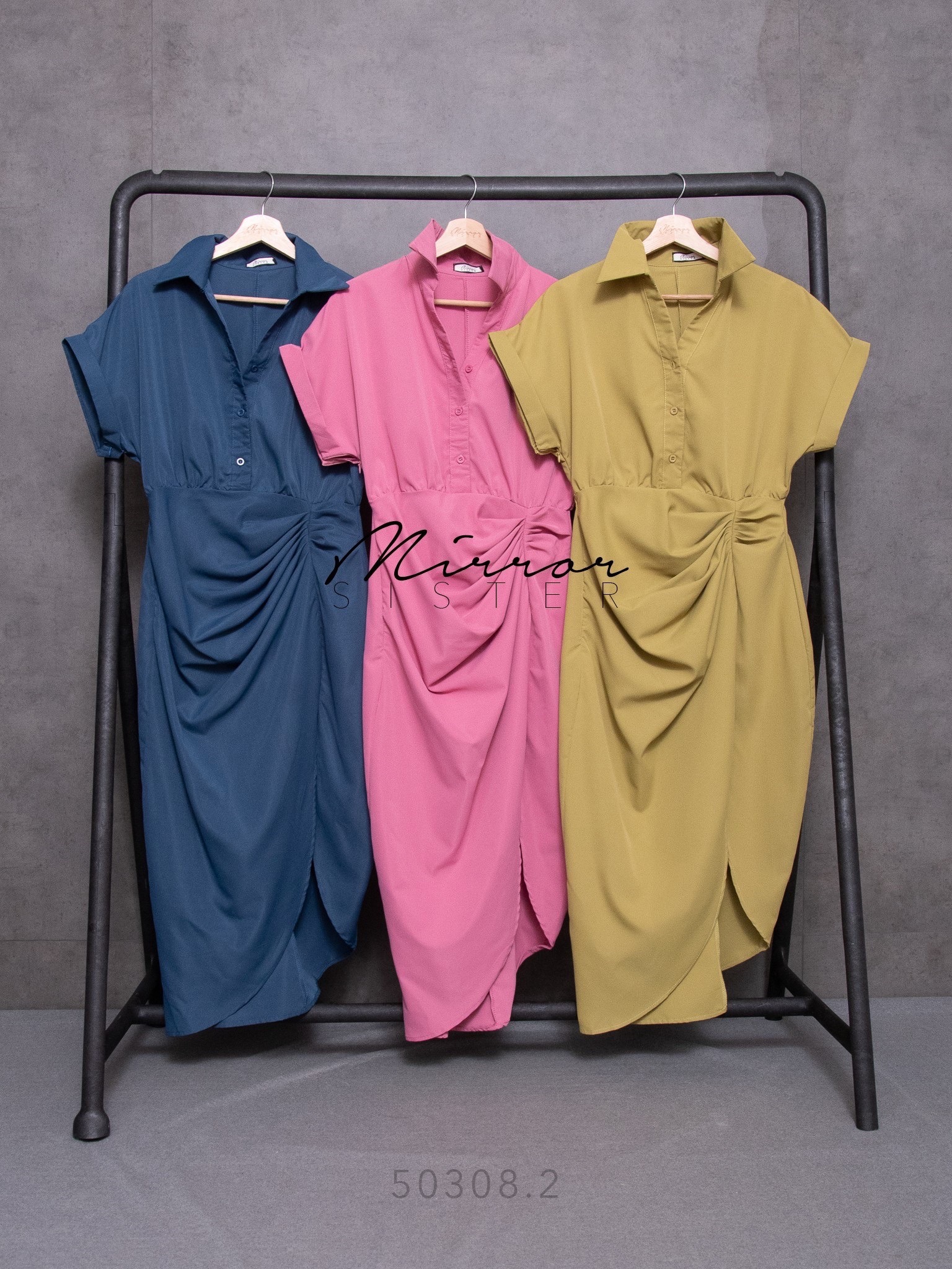 •MiRRoRSiSTER's MoXCie SHiRT DReSS•• เดรสเชิ้ตทรงสวย คอปกเชิ้ตแขนสั้นพับเบิ้ล มีกระดุมผ่าหน้าเปิดปิดได้ถึงช่วงเอว ด้านล่างเป็นกระโปรงทรงทิวลิปดีไซน์เก๋ มีดีเทลจับdrapแต่งย่นช่วงเอว ผ่าแหวกด้านหน้า ใส่ได้บ่อยหลายโอกาส ดูดีทุกสี