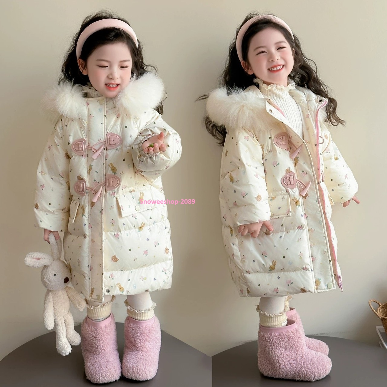 เสื้อกันหนาวเด็กมีไซส์ 80–130 cm Children’s Down Jacket 2025 เรียบหรู ละมุนแบบโทนอบอุ่น สีเบจคุณหนูมาก บุหนานุ่มทั้งตัว ไม่คัน ไม่แข็ง ซิป + กระดุม 2 ชั้น กันลมอยู่สุด ปกสูงกันลมเย็นตรงคอพร้อมหมวกฮู้ดแต่งโบว์ชมพู ใส่ได้ตั้งแต่ ติดลบ ใส่เที่ยวต่างประเทศ หร
