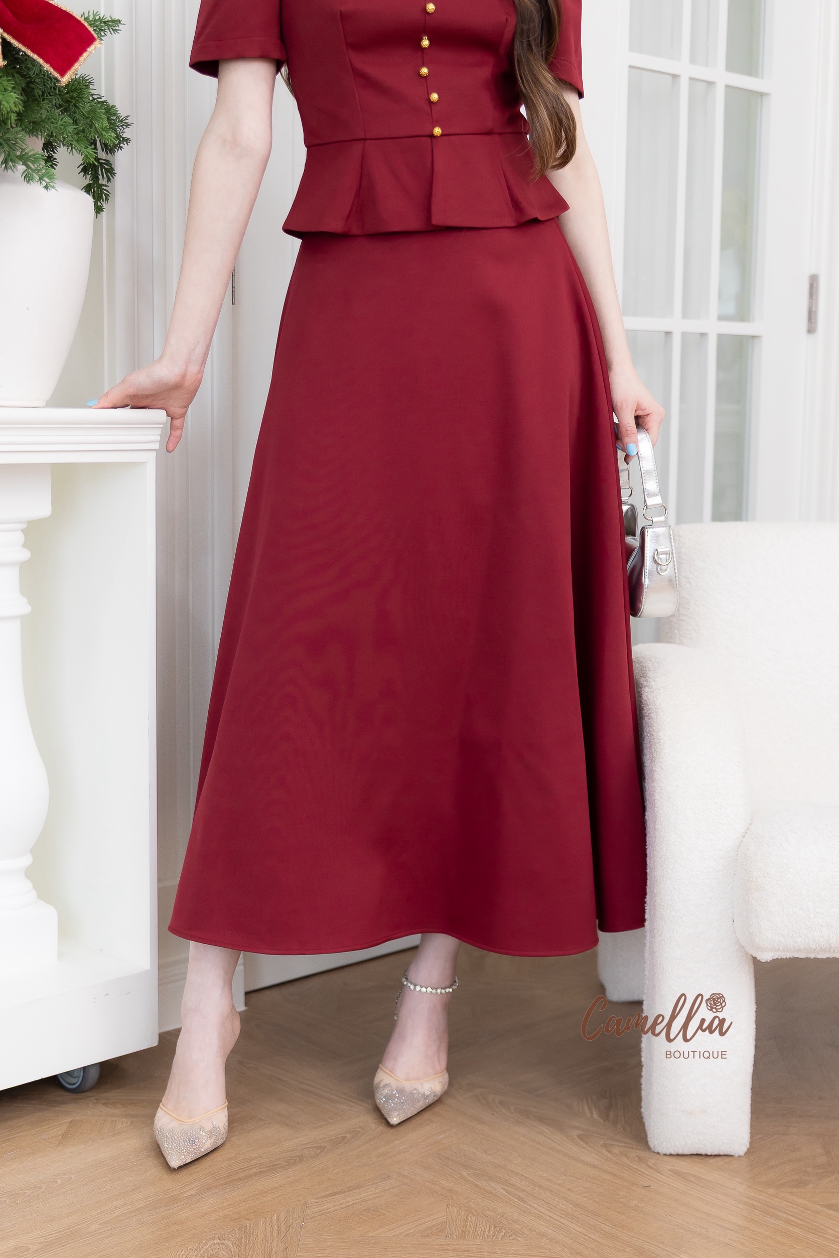 ชุดSetเสื้อคอปีนแต่งกระดุมสีทองด้านหน้า เสื้อมีซิปด้านหลัง สวมใส่ง่าย + กระโปรงทรงปล่อยเอวสูง ชุดนี้ใส่ต้อนรับปีใหม่ได้เลยคะ