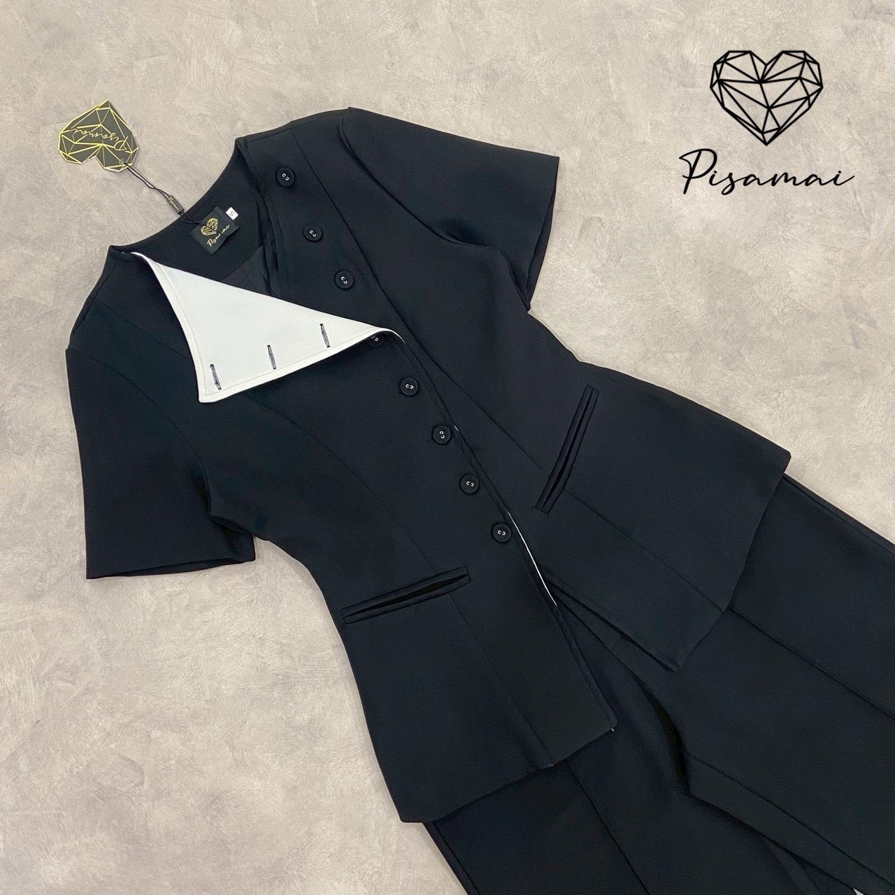 เซ็ตเสื้อมีแขนสีดำ ดีเท็ลแต่งกระดุม สามารถใส่ได้ถึง 2 แบบ มาคู่กางเกงขากระบอกตีเกร็ดยาวด้านหน้า สวย สง่า เฟียสๆ แกรมๆ