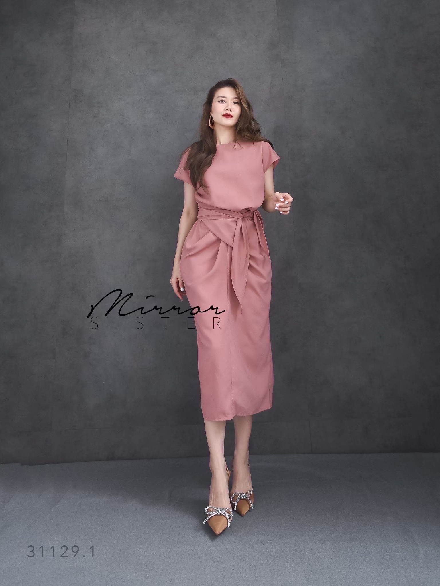MiRRoRSiSTER's WeNDA DReSS•• เดรสทรงสวยเบสิค ใส่ง่ายใส่ได้บ่อย ช่วงบนเป็นแขนสั้นคอกลม แพทเทรินทรงหลวม แต่สามารถผูกเอวให้เข้ารูปตามไซส์ที่ต้องการได้ ช่วงกระโปรงจับแต่งdrapped เมื่อผูกเสร็จเรียบร้อยแล้วสวยเก๋ ชุดเดียวจบ