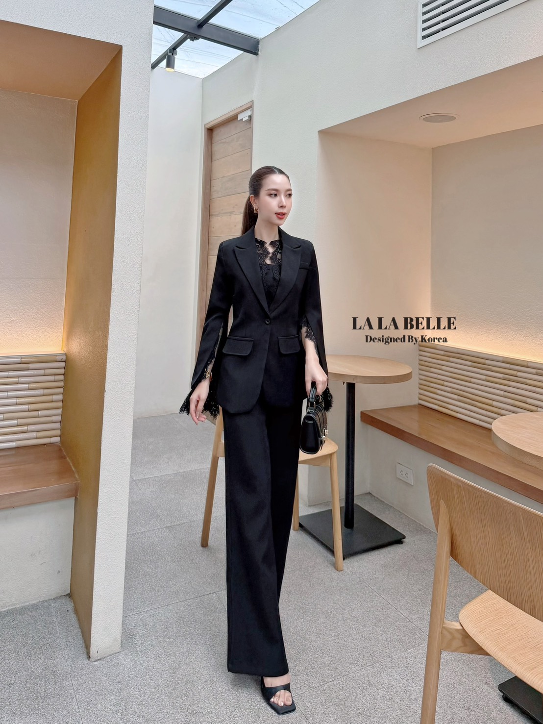 เซต3ชิ้นผ้าสูทอัดกาวอย่างดีผ้าดีทรงสวยเสื้อครอปสายเดี่ยวเสริมฟองน้ำปรับสายได้ใส่คู่กางเกงขายาวเอวสูงมีกระเป๋ากางเกง2ข้างมีซับในอัดกาวอย่างดีมาพร้อมเสื้อสูทคอปกแขนยาวผ่าแขนแต่งลูกไม้ช่วงขอบคอและขอบแขนมีซับในอัดกาวอย่างดีงานคุณภาพเกรดพรีเมี่ยม