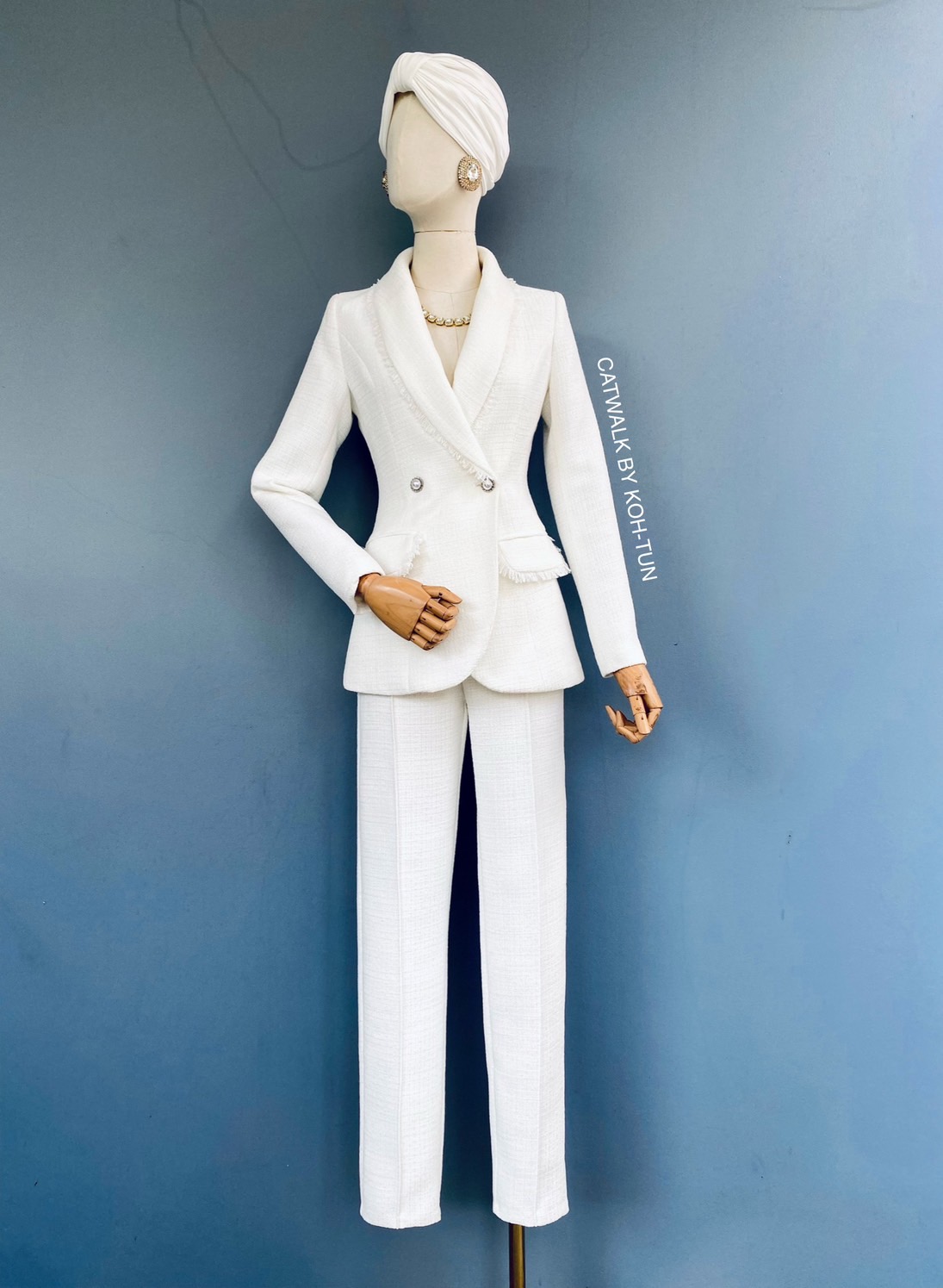 เซตBLAZER+กางเกงขายาวผ้าทวีตชาแนล เนื้อผ้าเกรดเอทอลายสวย เนื้อผ้าหนานุ่มใส่สบาย ตัวBLAZERเป็นทรงเข้ารูป แต่งกระดุมด้านหน้า2เม็ด เพิ่มความหรูหราด้วยการแต่งขอบพู่ตามขอบปกและฝากระเป๋า กระเป๋าด้านข้าง2ข้างใช้งานได้จริง มาคู่กับกางเกงเอวสูงขายาวทรงขากระบอกเล็ก