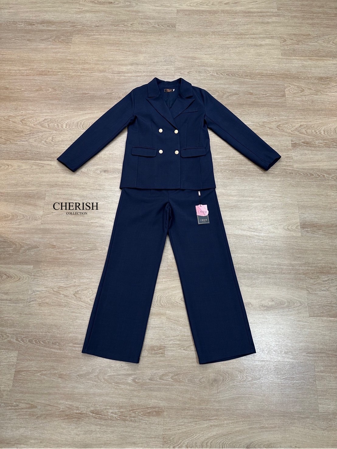 Setsuit เสื้อ+กางเกง ลุค CEO เรียบหรู ดูทันสมัย ทรงสวย ใช้ผ้าดี ใส่สบาย ตัวเสื้อสูทแต่งกระดุมทองมีกระเป๋า พร้อมซับในทั้งตัว มาพร้อมกับกางเกงขากระบอก มีกระเป๋า 2 ข้าง เซตนี้จะใส่ทำงาน หรือออกงานดูดีสุดๆค่ะ