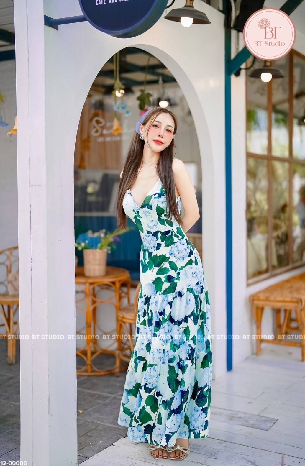 แม๊กซี้เดรสสายเดี่ยวสายปรับได้ งานพิมพ์ลายดอกไม้สีฟ้าตัดเขียวทั้งชุด ช่วงอกมีฟองน้ำ แต่งจับจีบช่วงกระโปรงเป็นระบายชั้น ๆ งานดีมีซับใน ซิปหลังจ้า