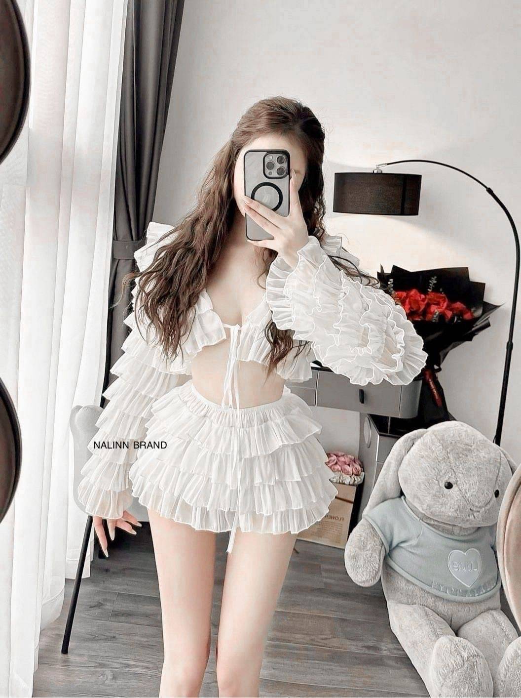 SET 2 ชิ้น เสื้อสีขาว+กระโปรงสีขาวระบายทั้งตัว เสื้อผูกหน้า เซ็กซี่มากกระโปรงระบายรอบตัว เอวยางตามต้นฉบับ ซับในกางเกง ใส่ปาร์ตี้ วันเกิด ออกเดท คือเริ่ด