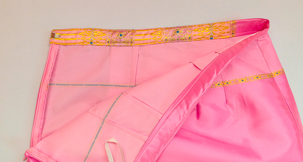 ผ้าถุงไหมสำเร็จรูป (สีชมพู) งานตัดเย็บประณีต อัดผ้ากาวตามสีของผ้าถุง เนื้องานดีเกรด A (รอบเอว 28 นิ้ว)