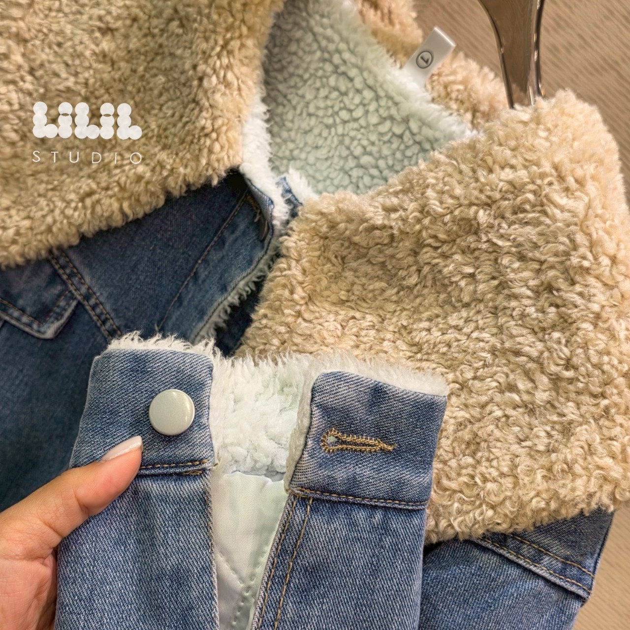 Denim Jacket🐨 แจ็คเก็ตผ้ายีนส์ปกใหญ่ ด้านในขนนุ่ม ดูมีสไตล์ ขนาดพอดีตัว อุ่นๆ กระเป๋าข้าง รุ่นนี้ขอบอกทริปไปเที่ยวได้ใส่แน่